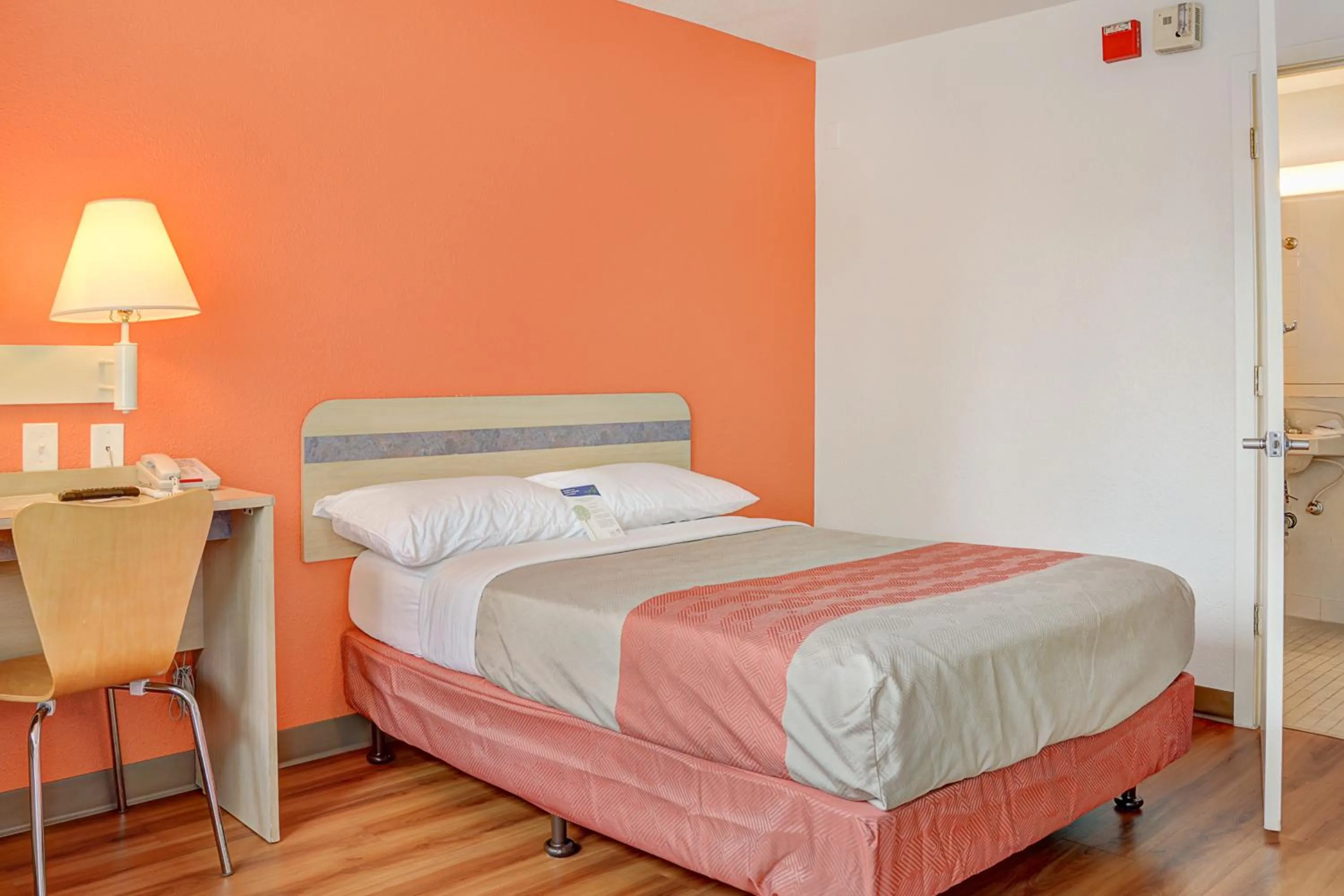 Bedroom, Bed in Motel 6-Portland, OR - Central