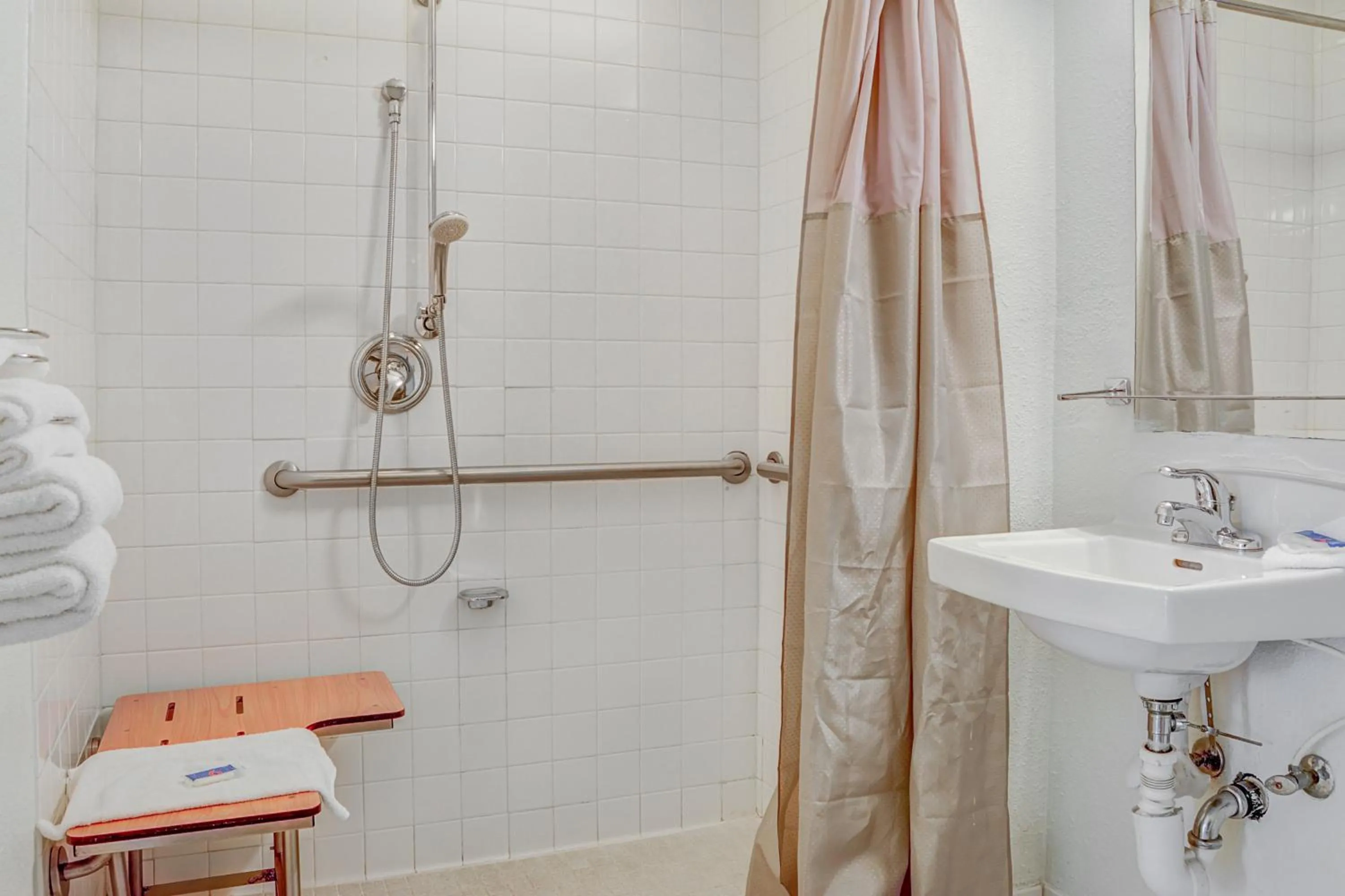 Bathroom in Motel 6-Portland, OR - Central