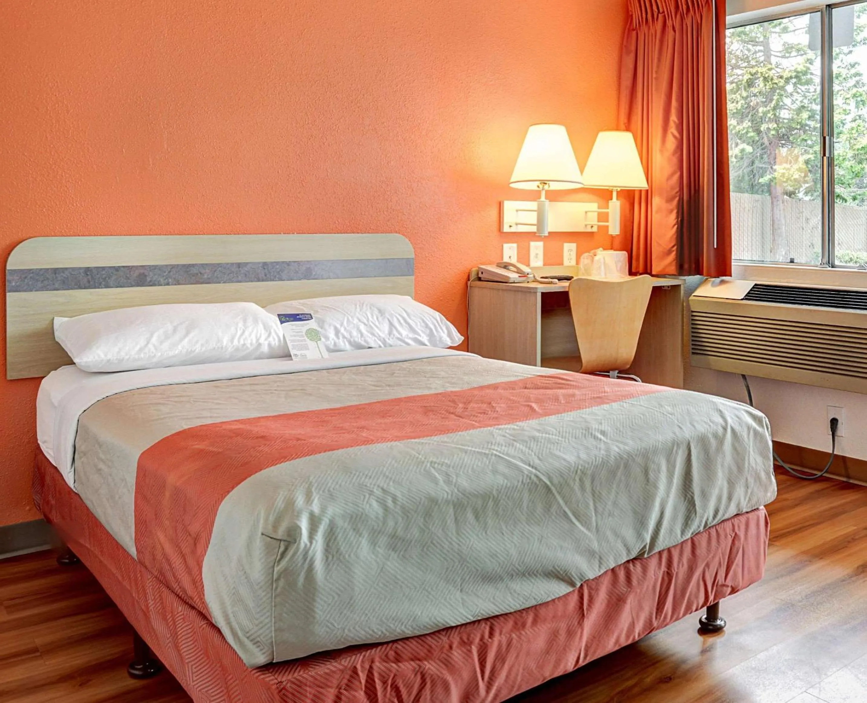 Bedroom, Bed in Motel 6-Portland, OR - Central