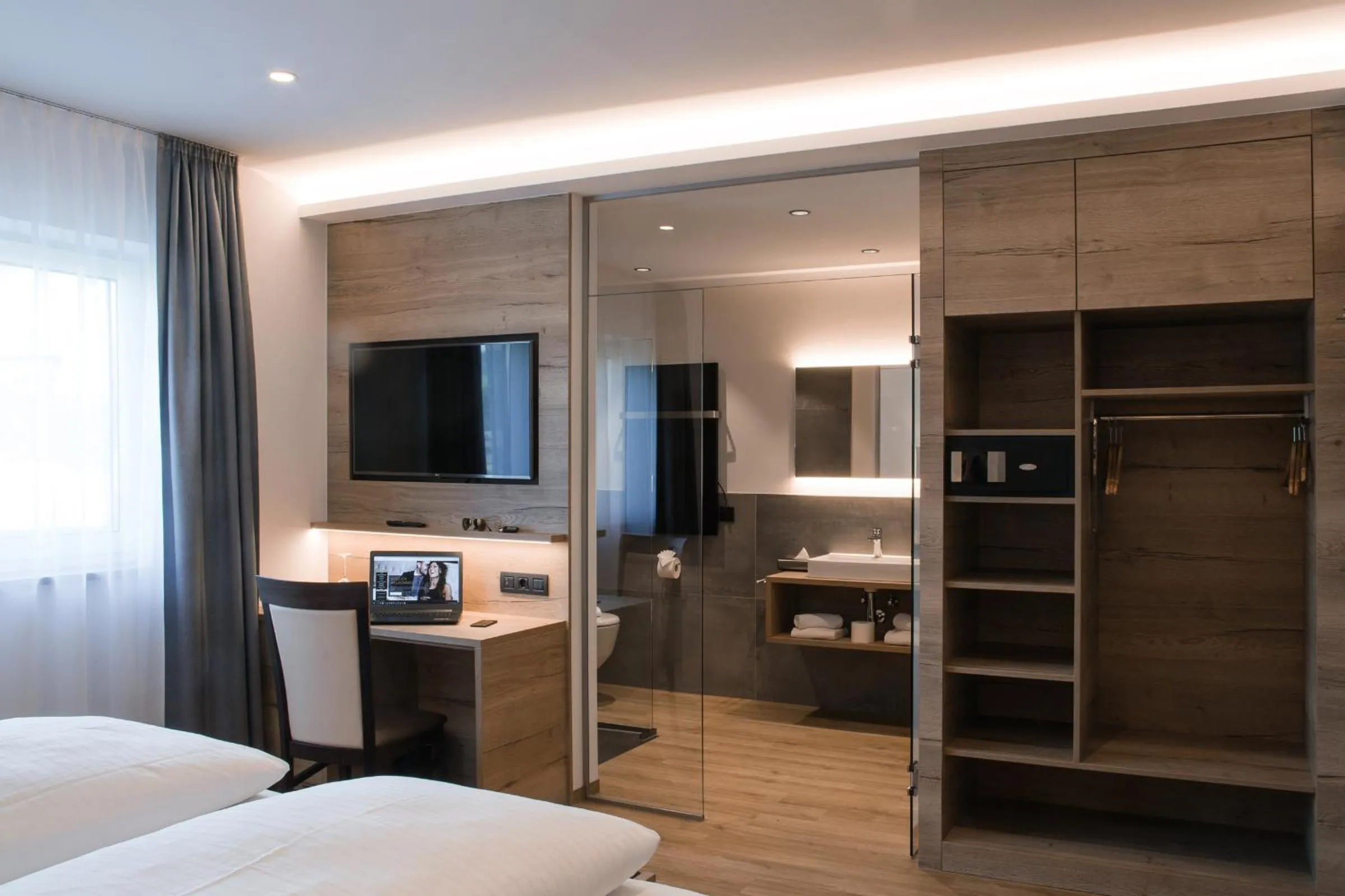 Bathroom, Bed in Patrix Hotel, Restaurant, Bar