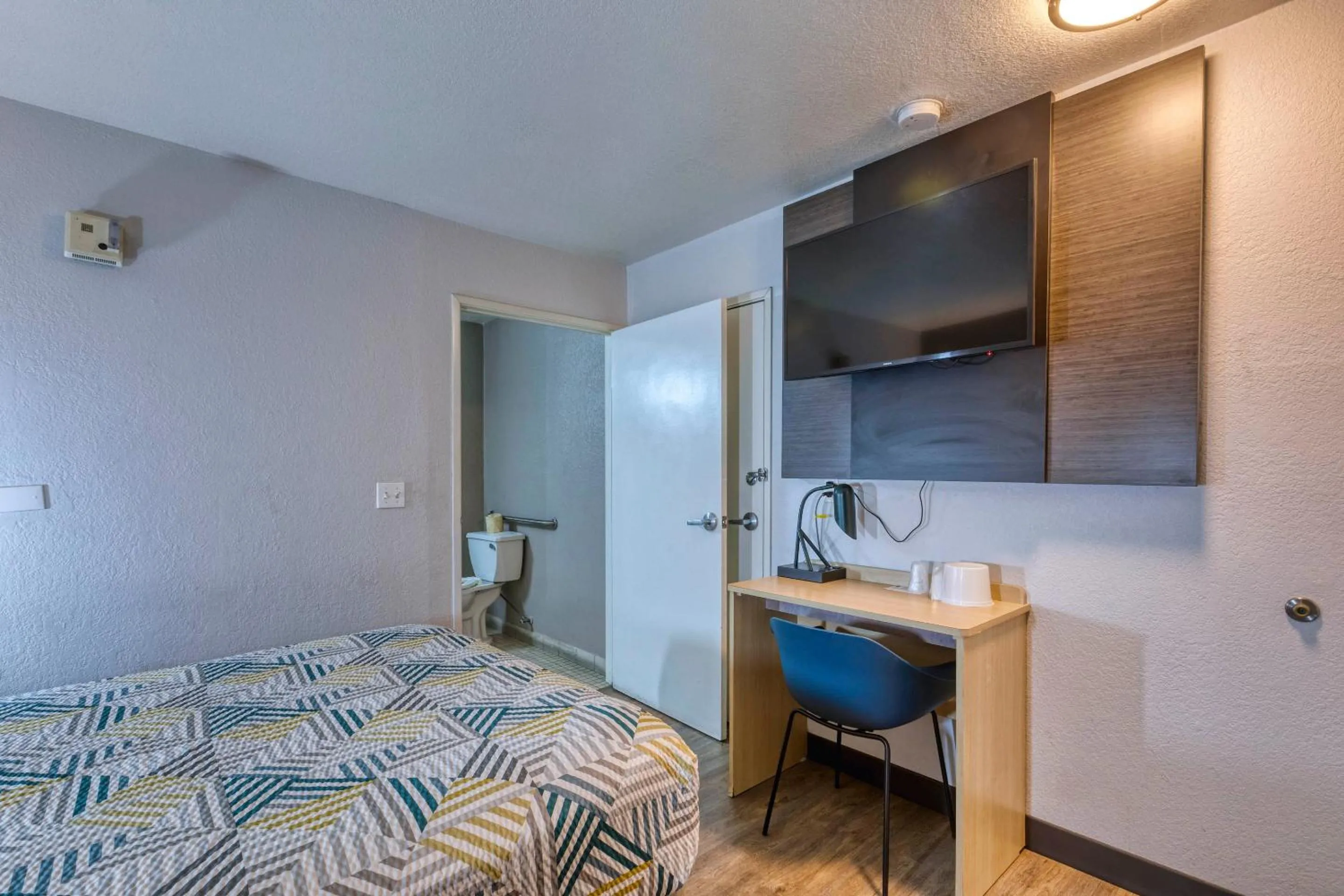Bathroom, Bed in Motel 6-Nogales, AZ - Mariposa Road