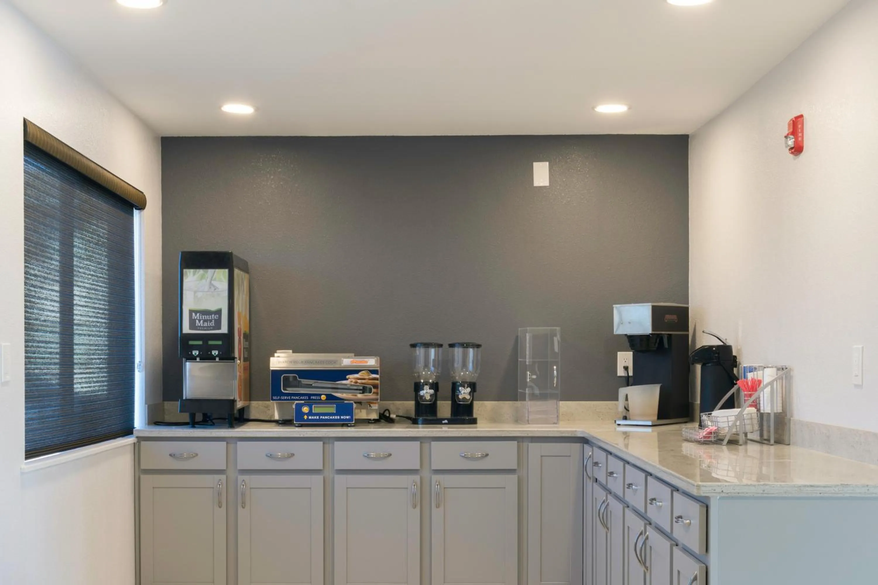 Coffee/tea facilities in Americas Best Value Inn East Peoria