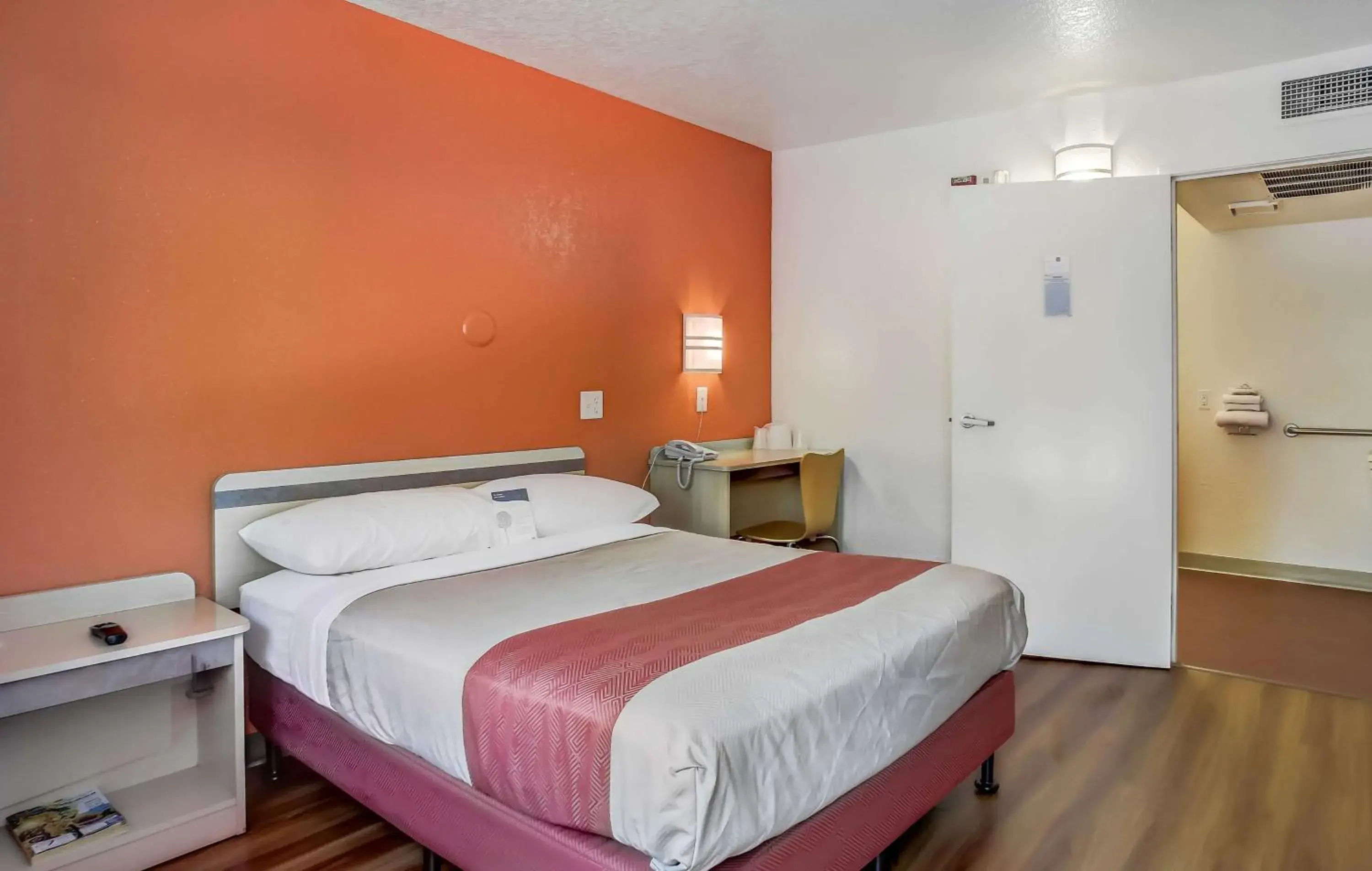 Deluxe Queen Room in Motel 6-Medford, OR Deluxe Queen Room in Motel 6-Medford, OR