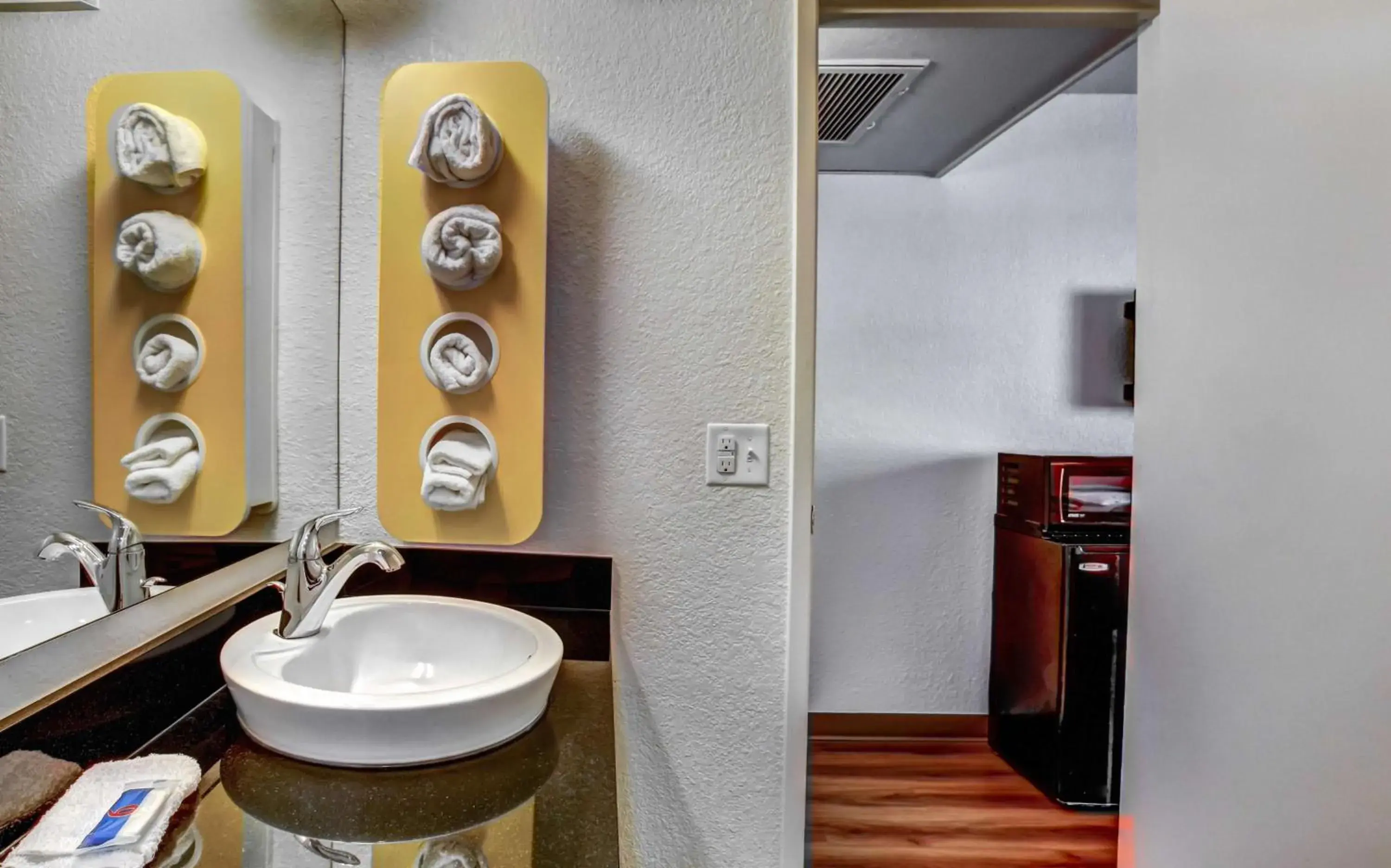 Deluxe Quadruple Room in Motel 6-Medford, OR Deluxe Quadruple Room in Motel 6-Medford, OR