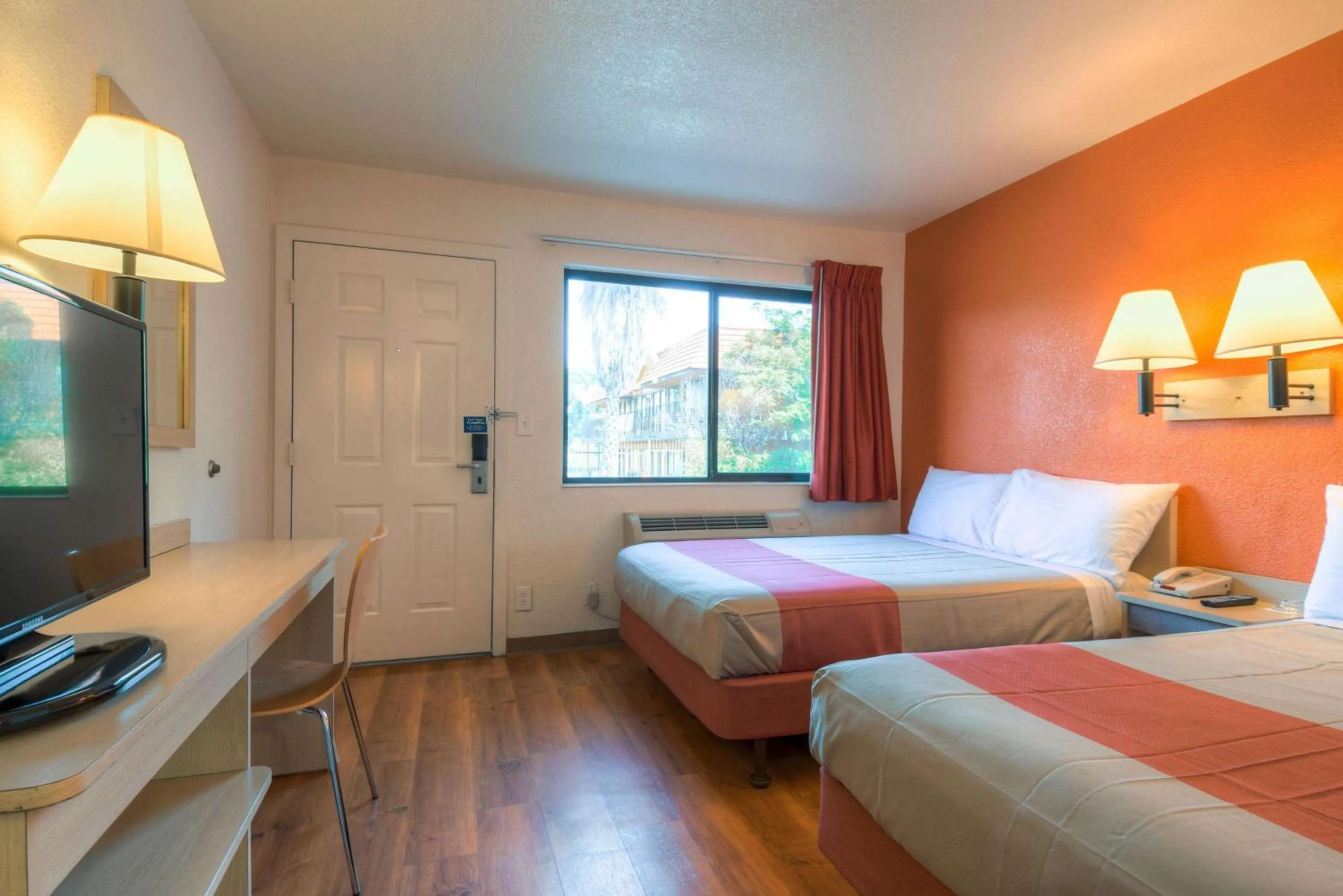 TV and multimedia, Bed in Motel 6-San Ysidro, CA - San Diego - Border