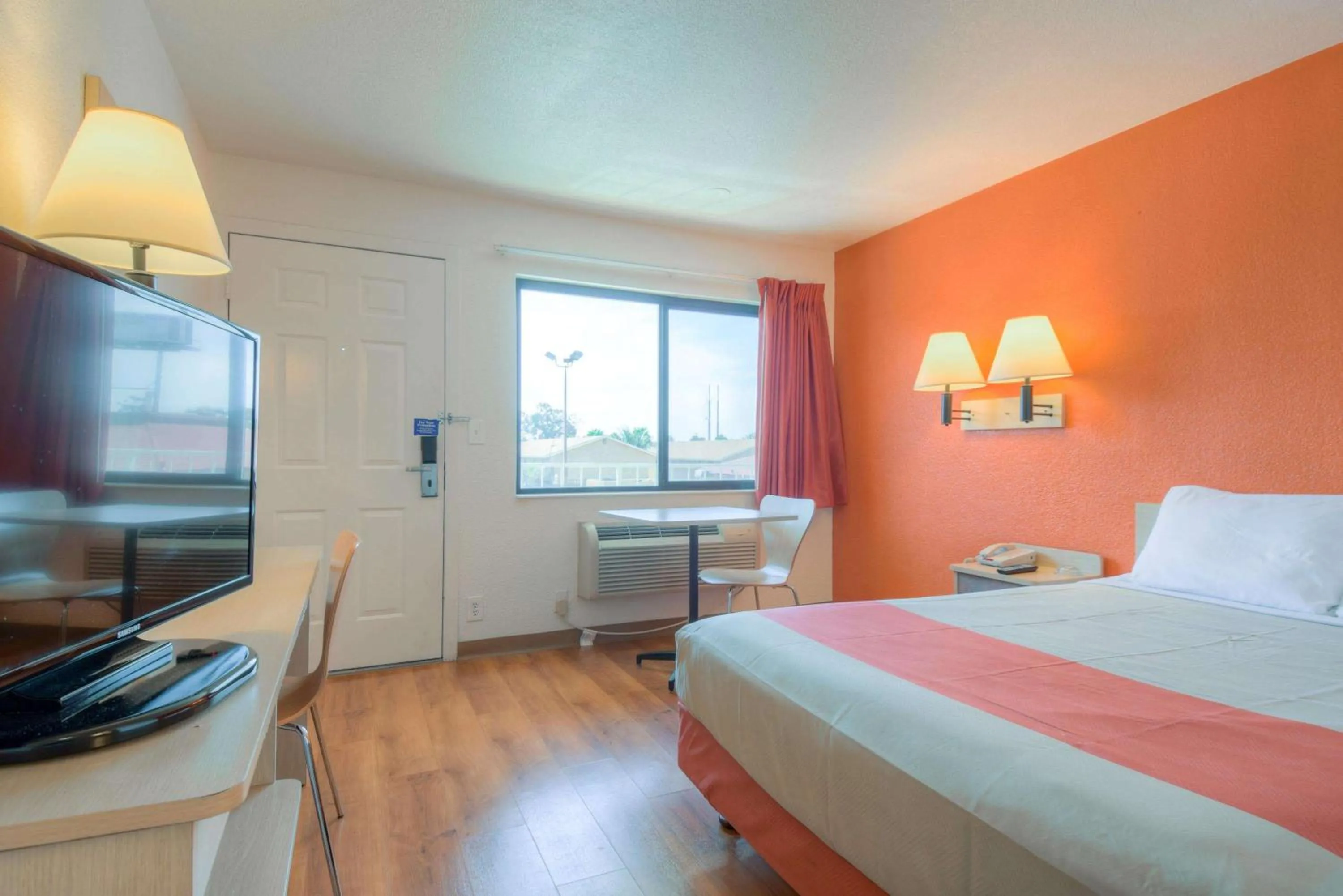 TV and multimedia, Bed in Motel 6-San Ysidro, CA - San Diego - Border