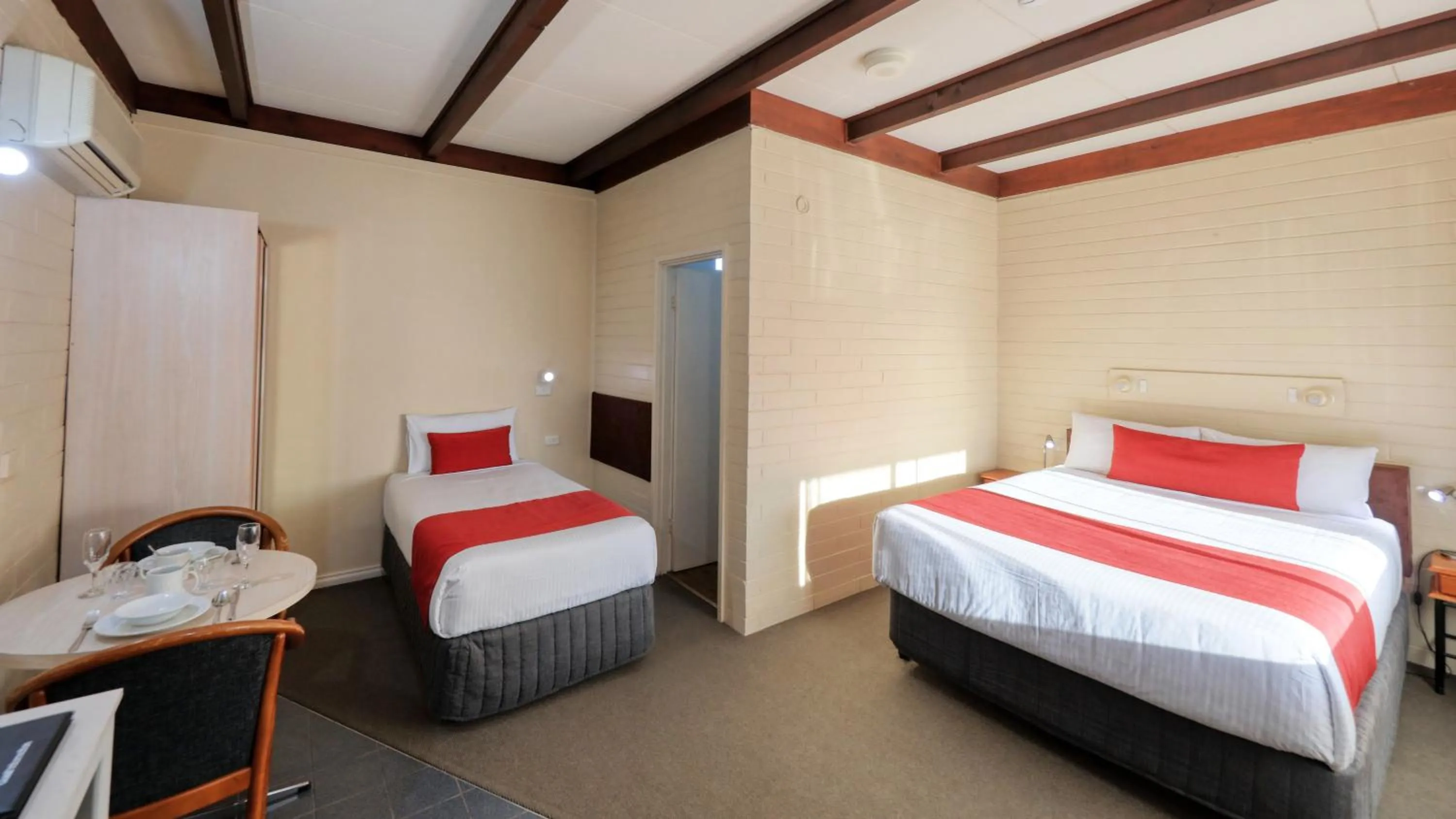 Photo of the whole room, Bed in Ashton Motel