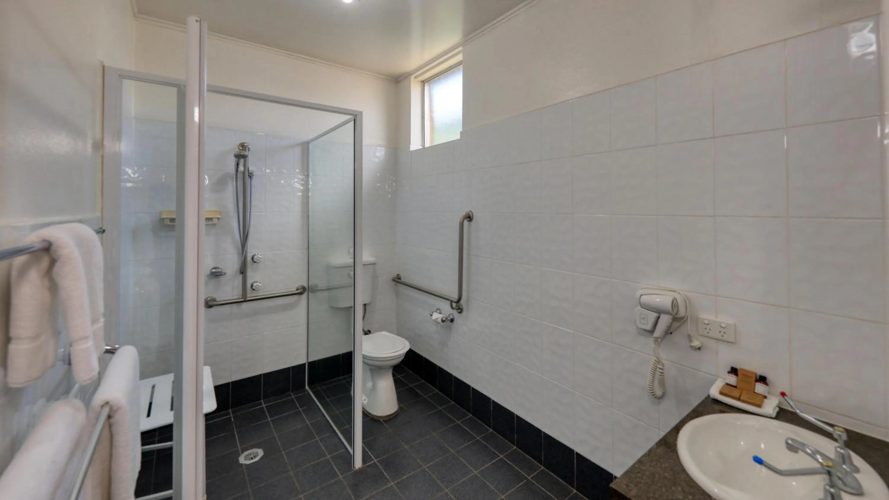 Bathroom in Ashton Motel