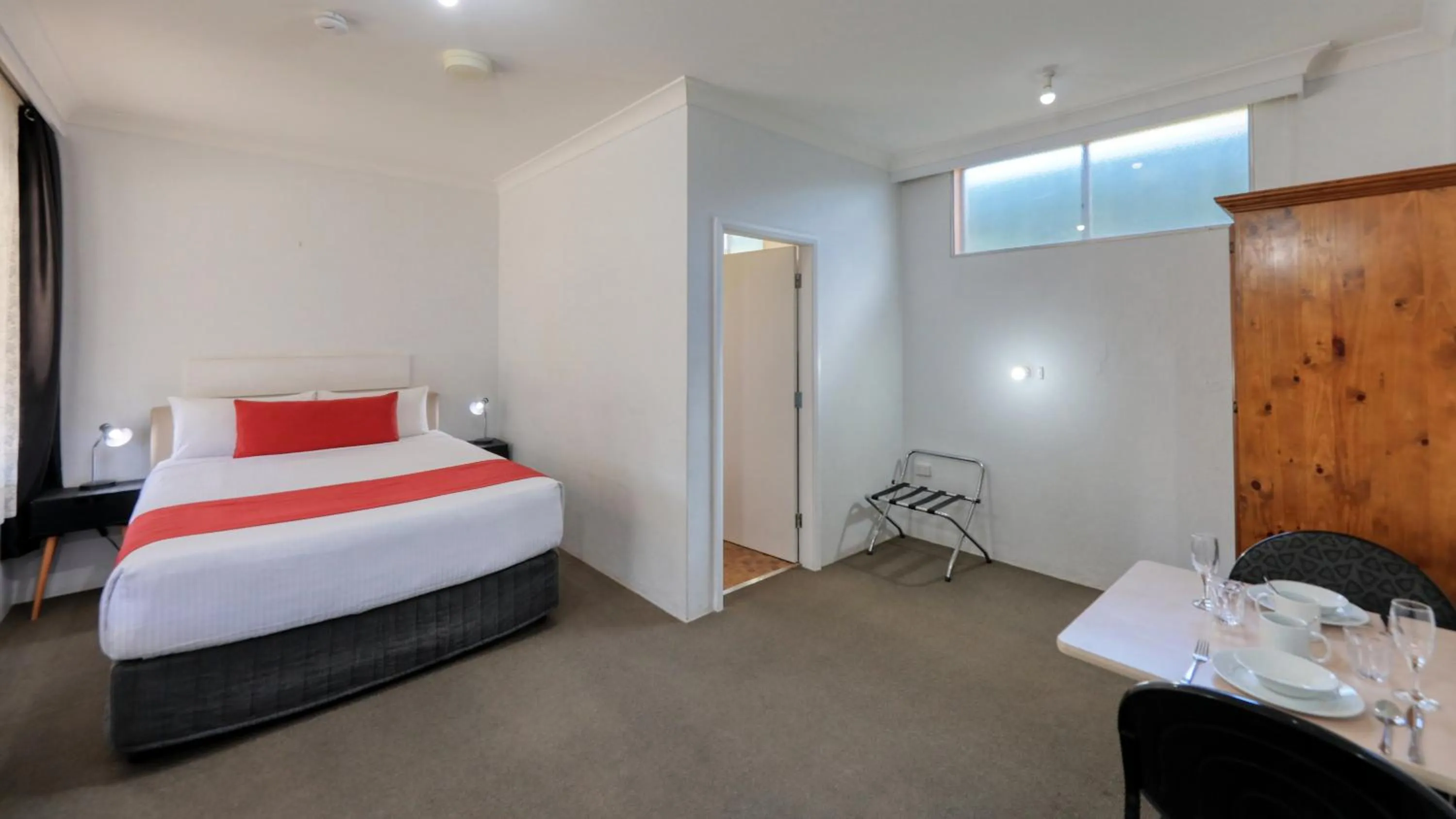 Dining area, Bed in Ashton Motel