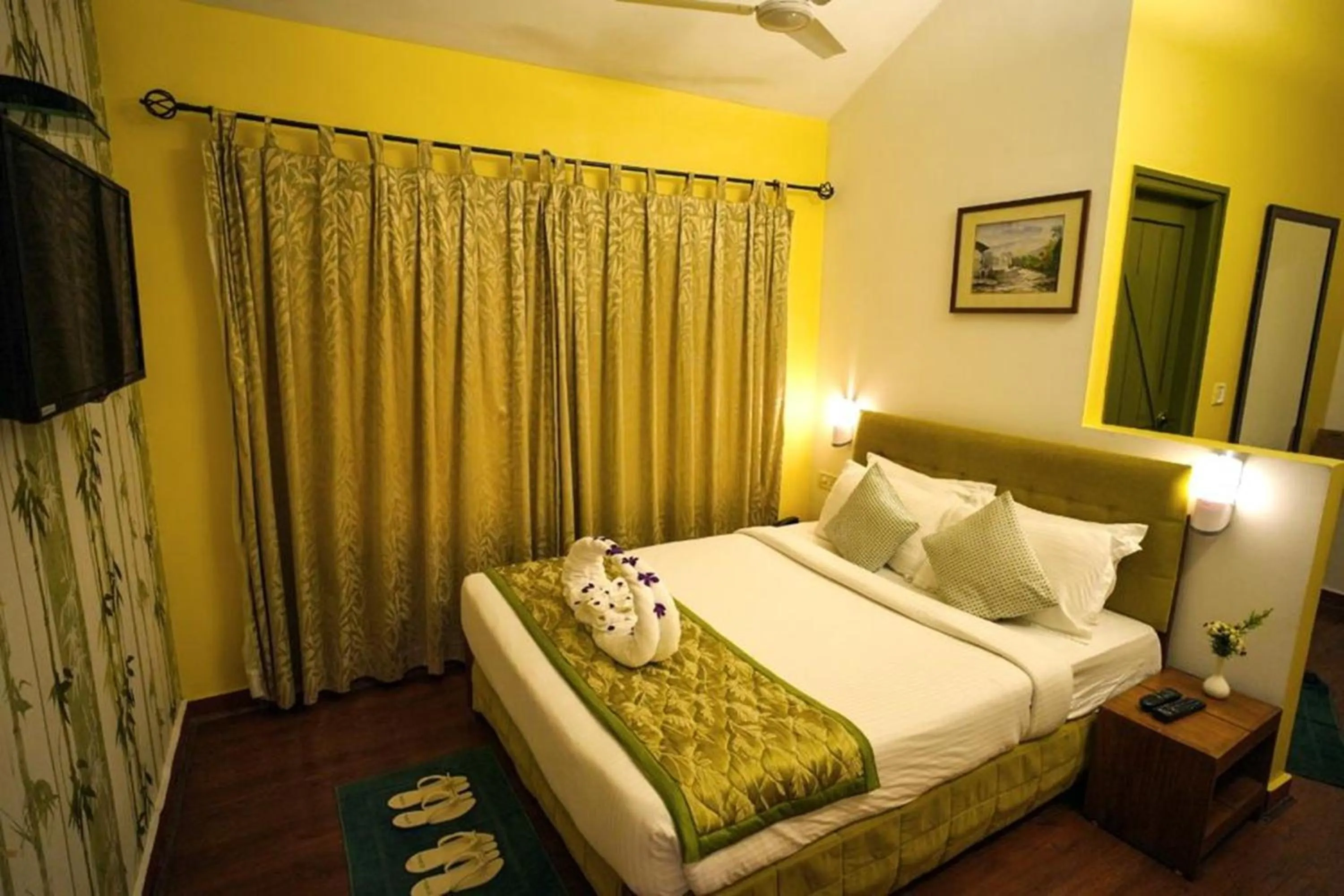 Bedroom, Bed in Mountain Club Resort Munnar