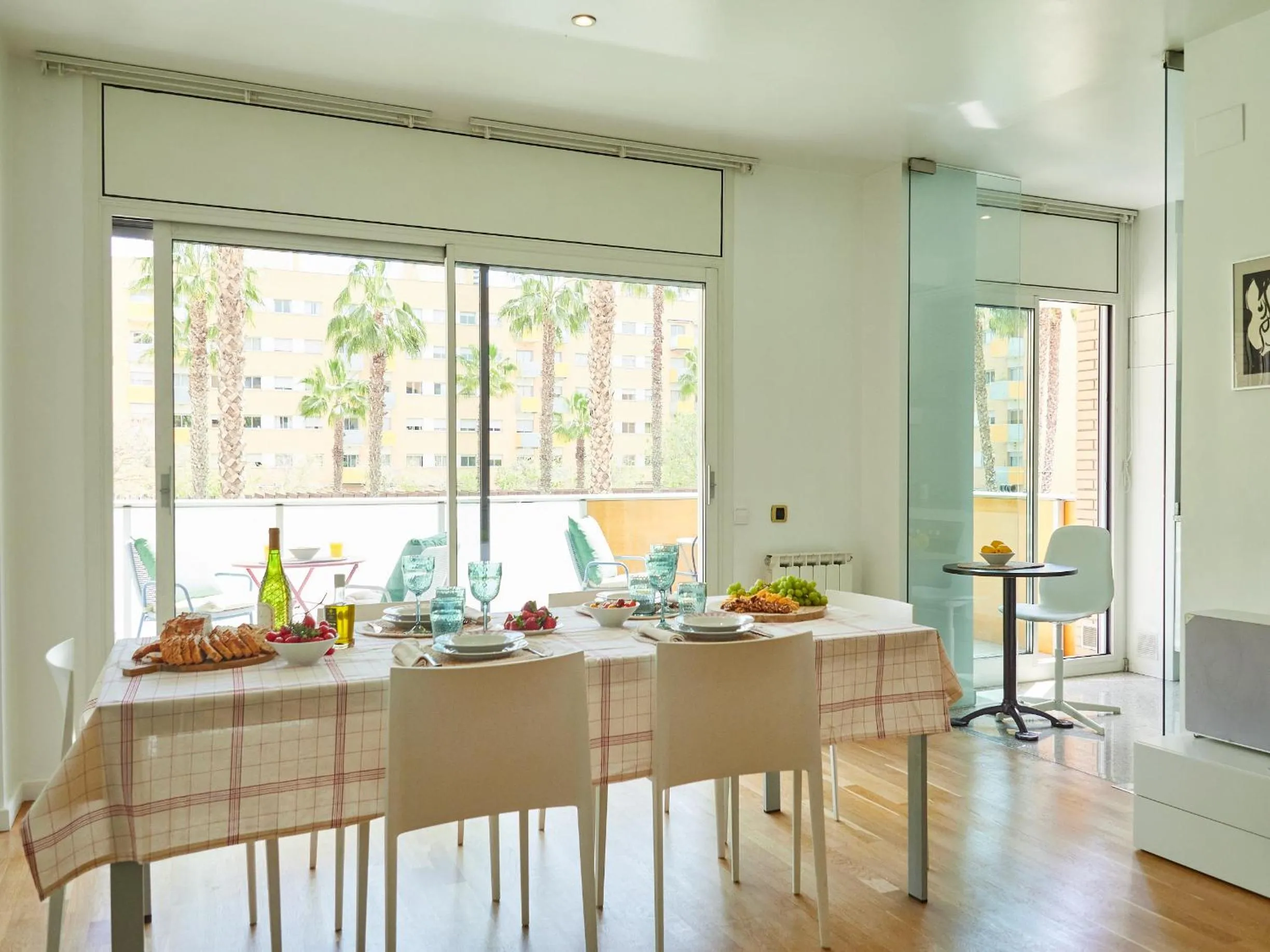 Dining area in BarcelonaForRent Vila Olimpica Pool Suites