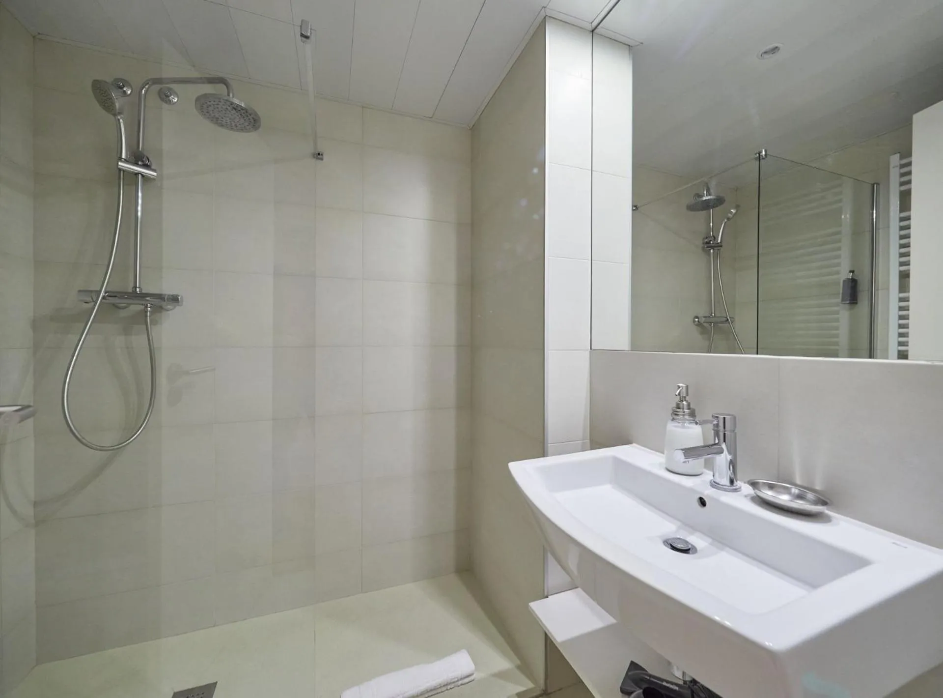 Shower in BarcelonaForRent Vila Olimpica Pool Suites