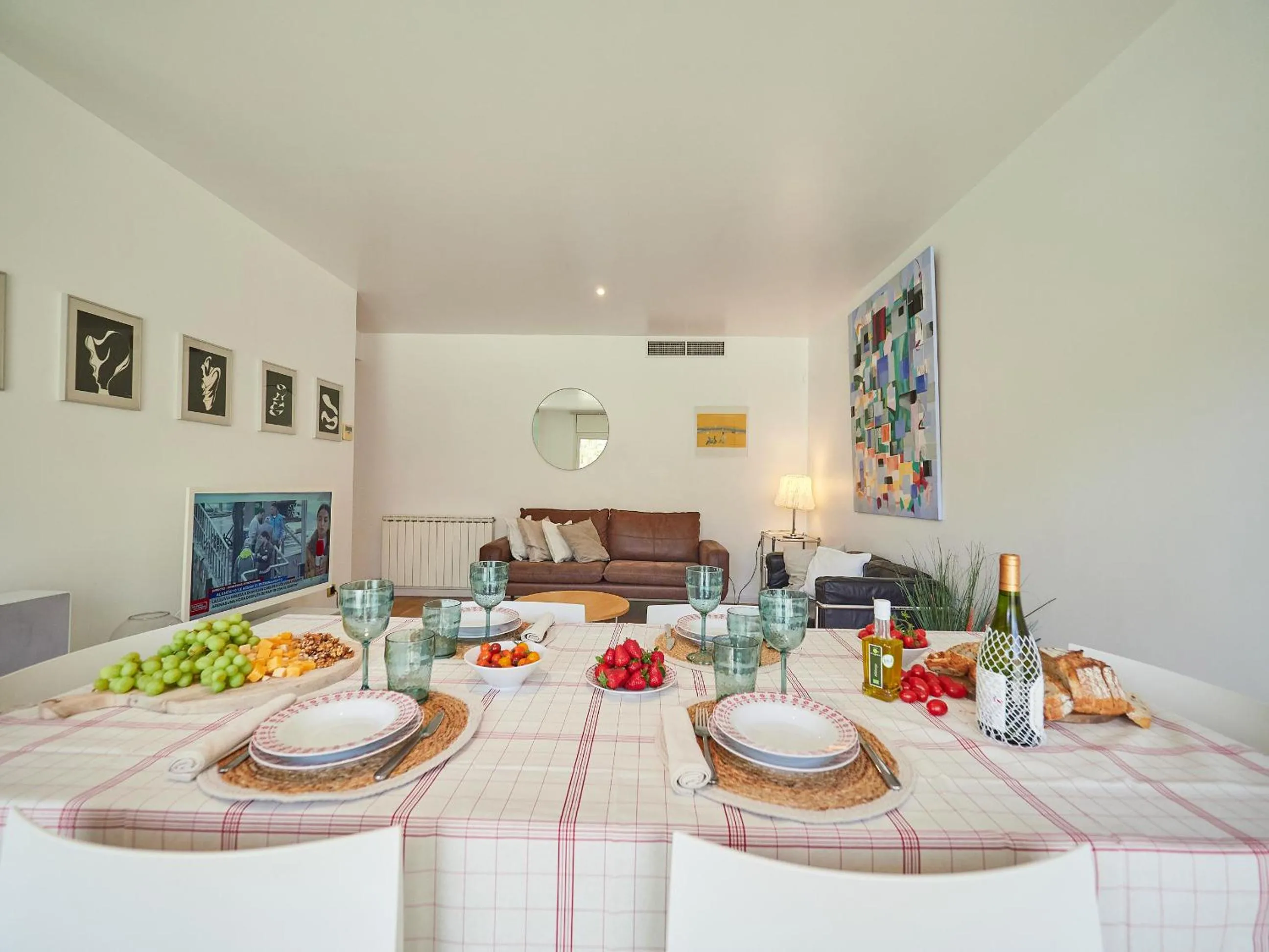 Dining area in BarcelonaForRent Vila Olimpica Pool Suites