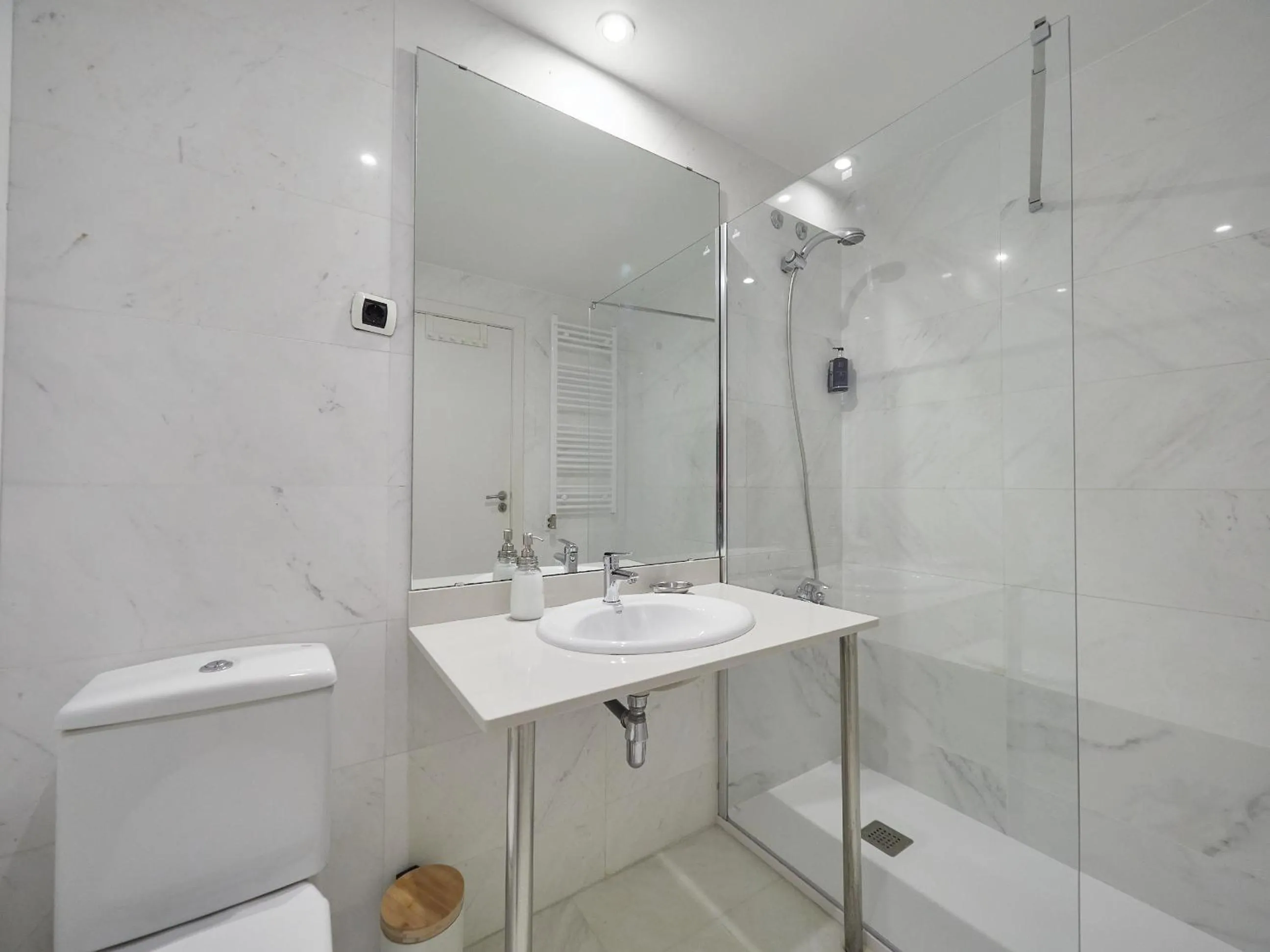 Shower in BarcelonaForRent Vila Olimpica Pool Suites