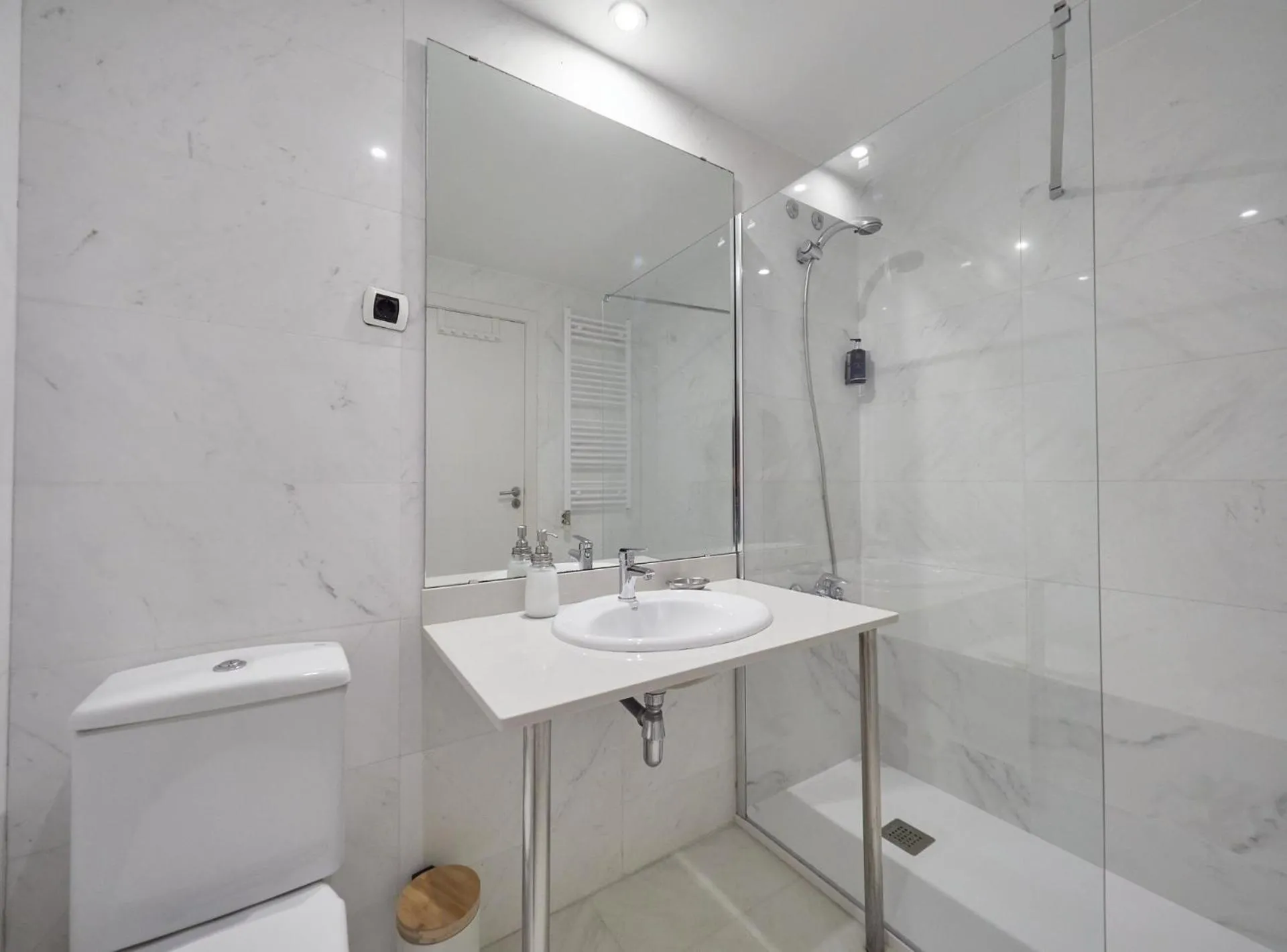 Shower in BarcelonaForRent Vila Olimpica Pool Suites
