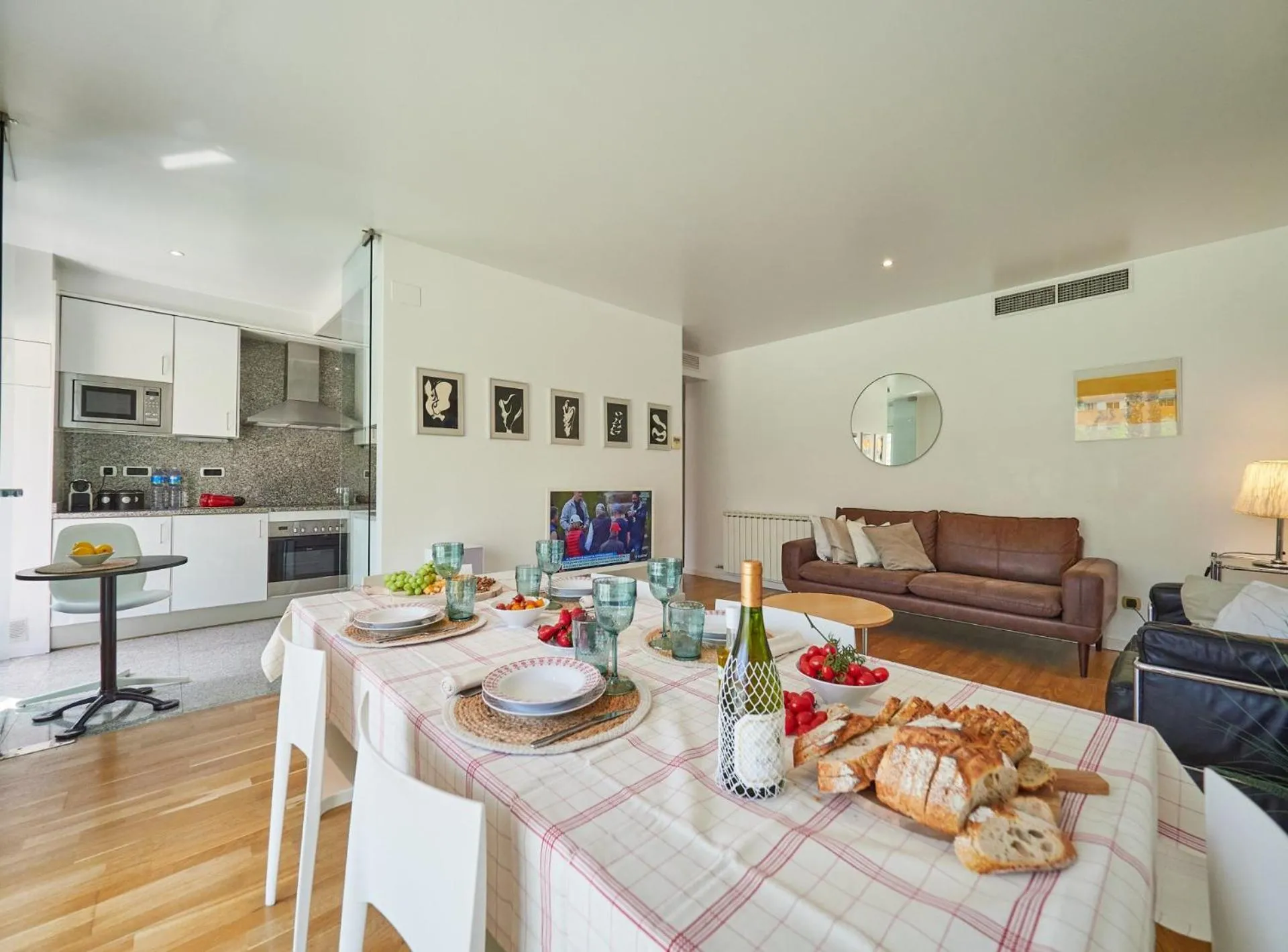 TV and multimedia in BarcelonaForRent Vila Olimpica Pool Suites
