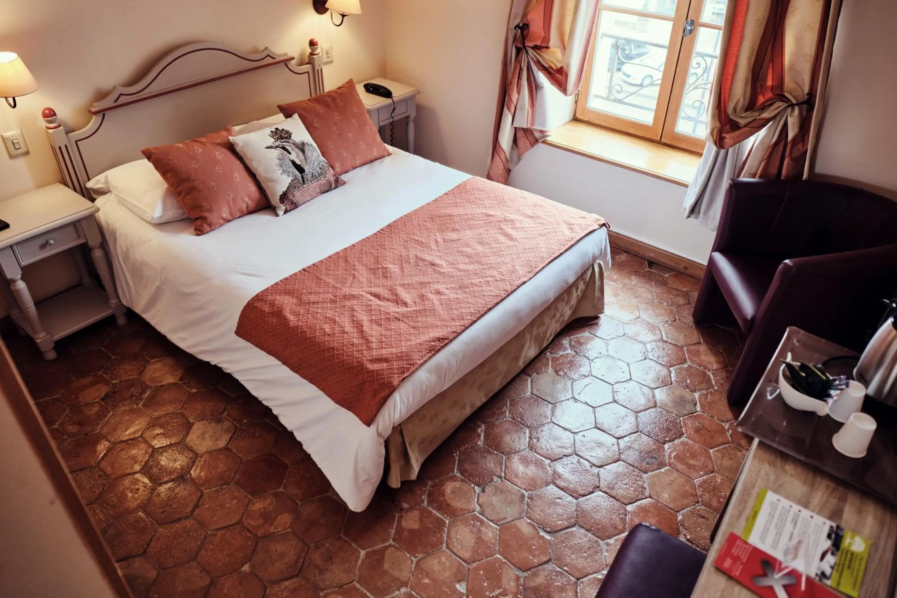 Bed in Hostellerie de la Tour d'Auxois