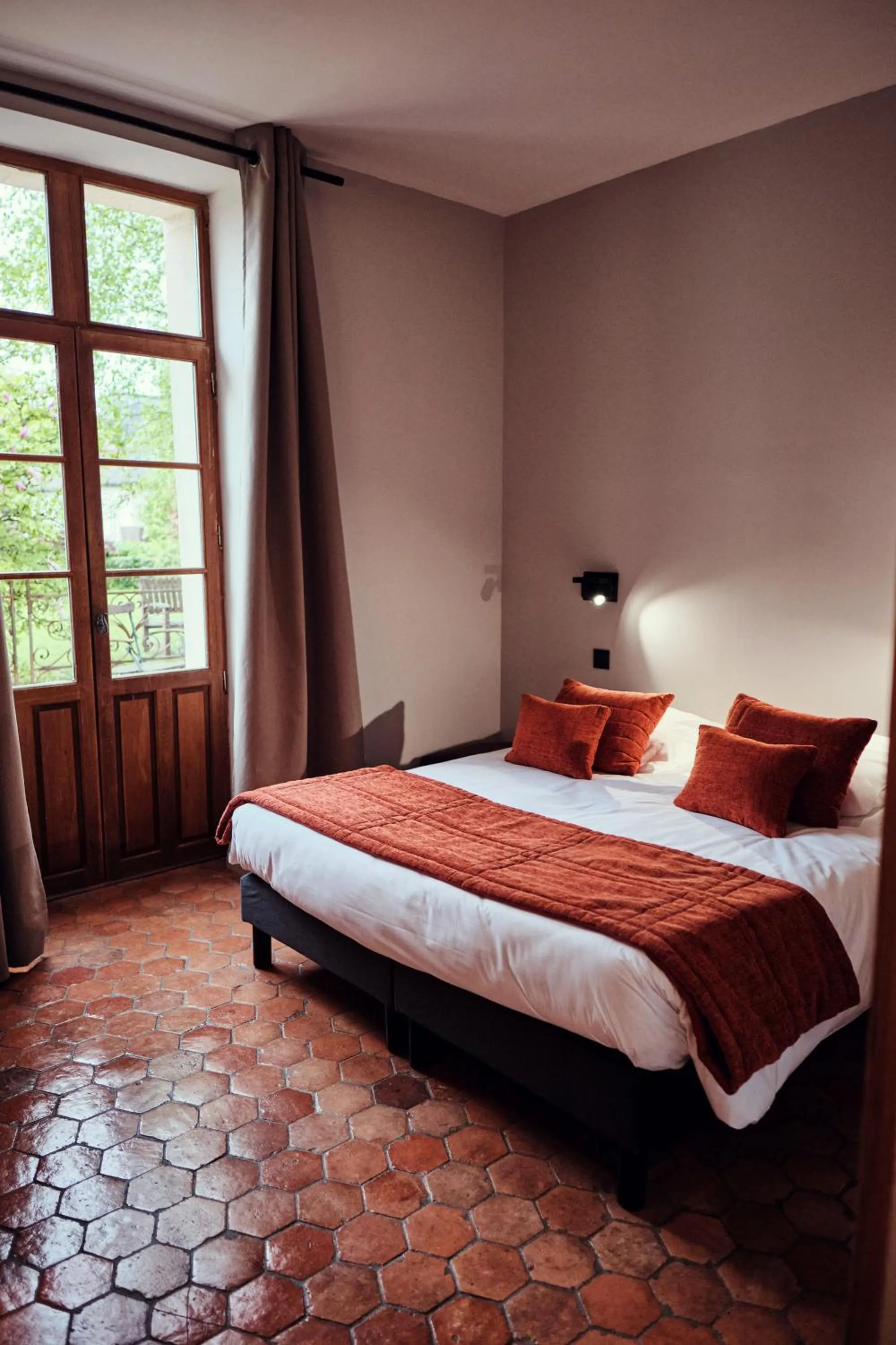 Bed in Hostellerie de la Tour d'Auxois