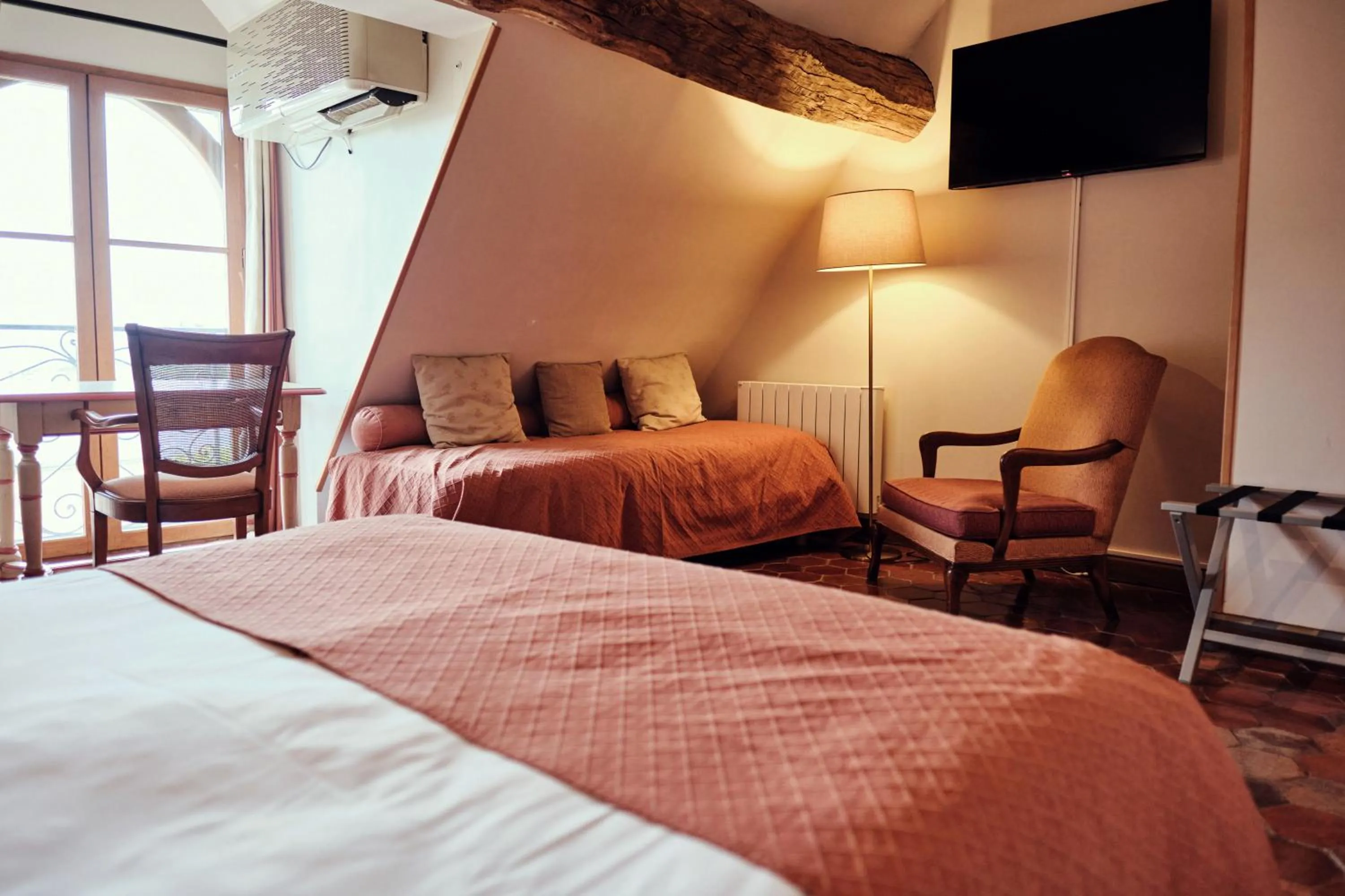 Bed in Hostellerie de la Tour d'Auxois