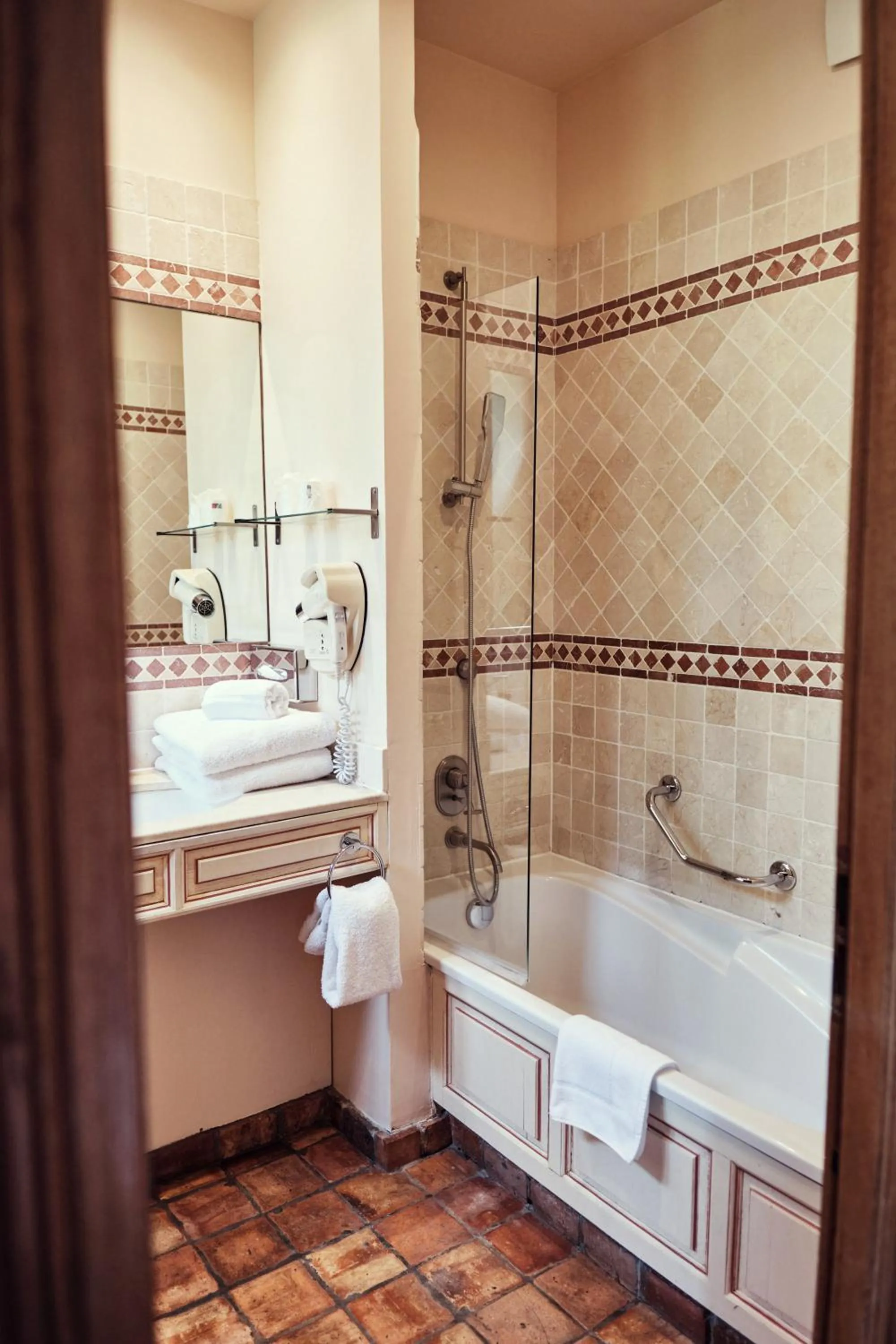 Bathroom in Hostellerie de la Tour d'Auxois