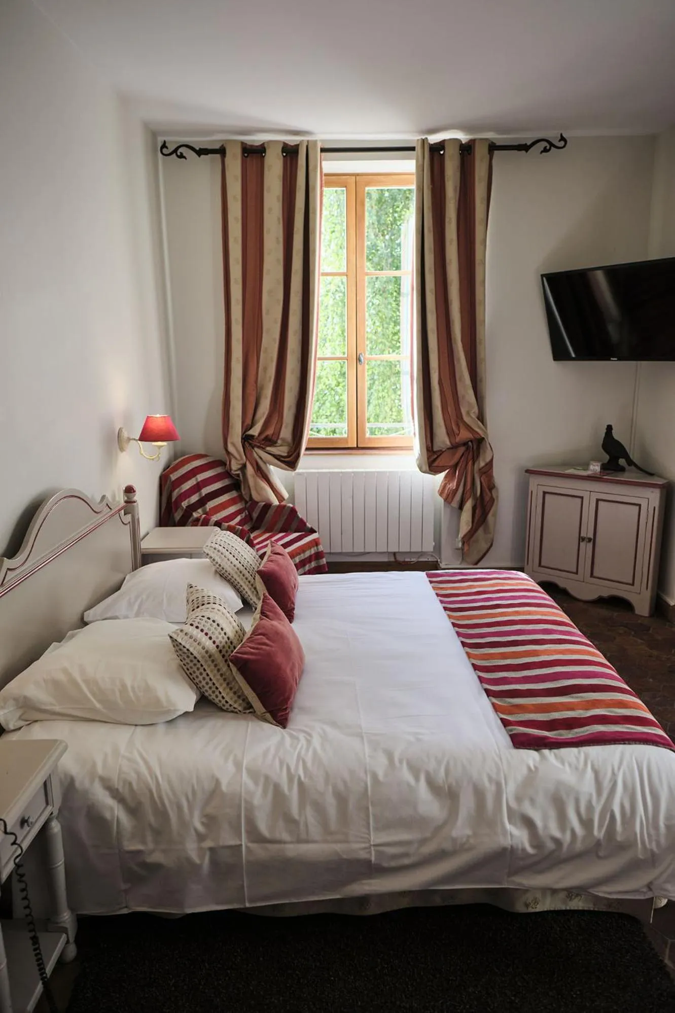 Bed in Hostellerie de la Tour d'Auxois