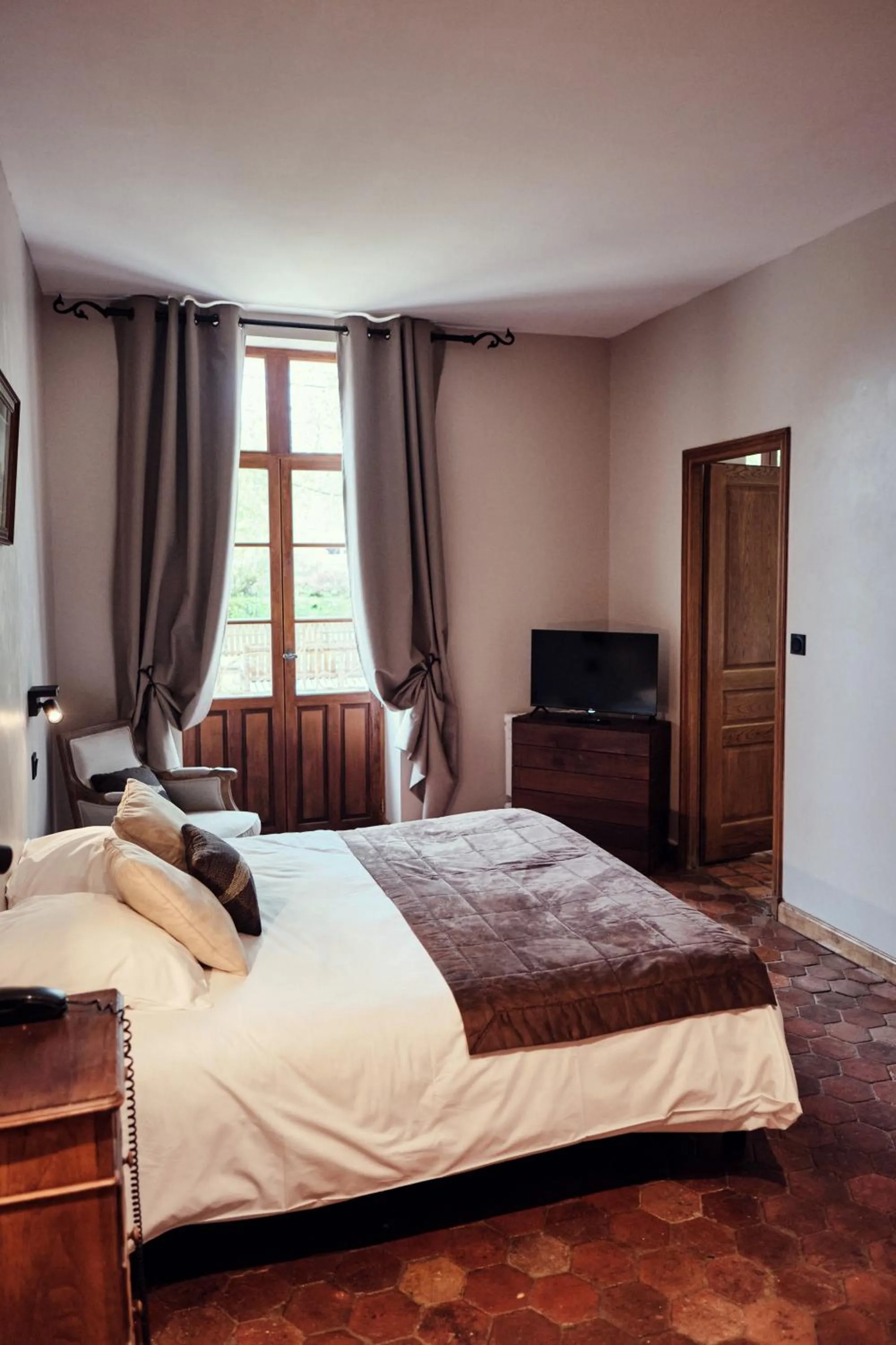 Bed in Hostellerie de la Tour d'Auxois