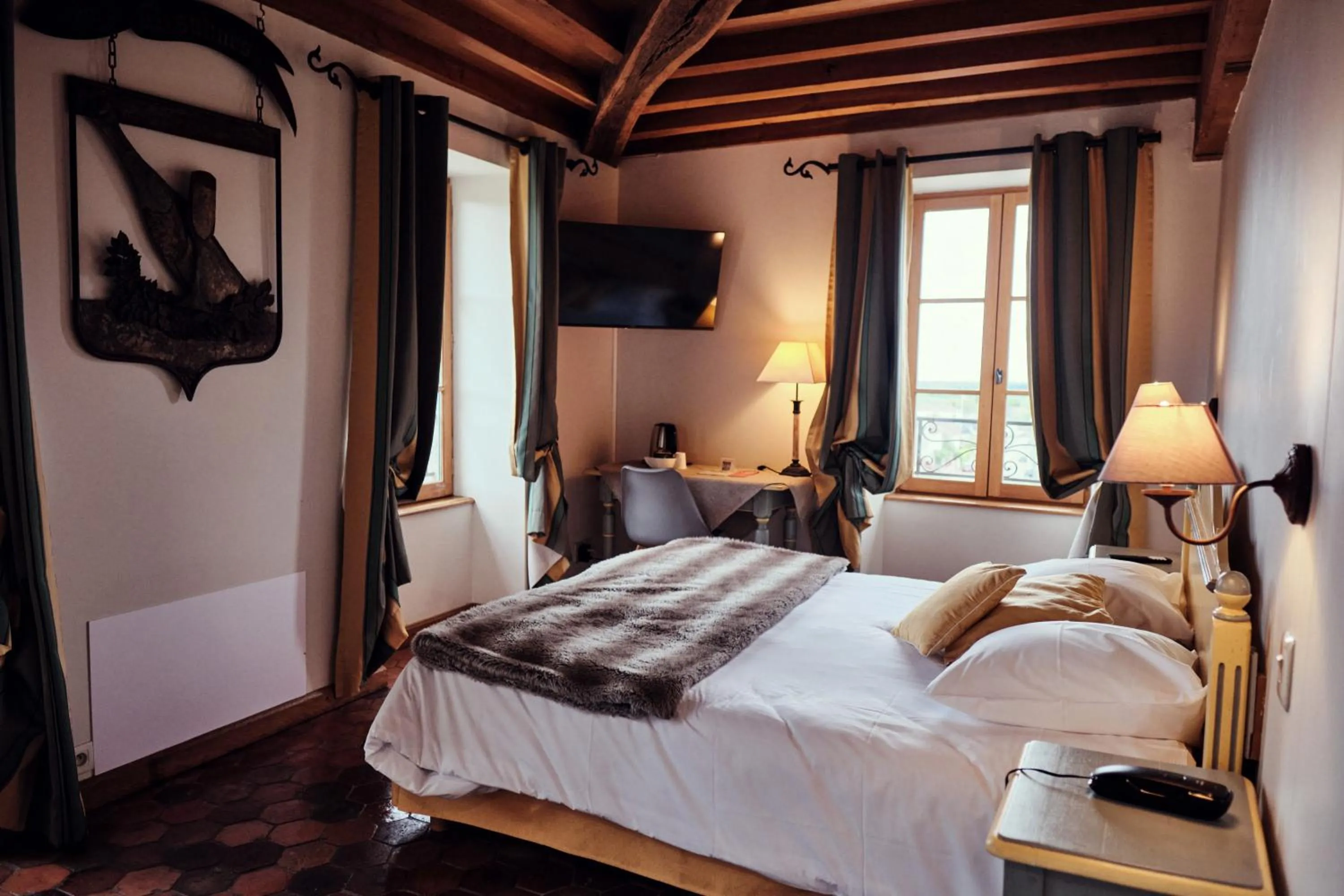 Bed in Hostellerie de la Tour d'Auxois