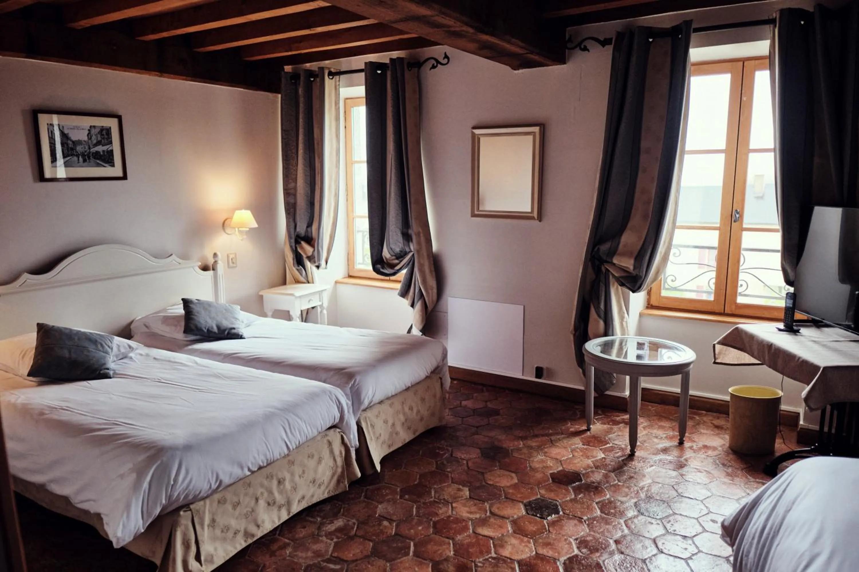 Bed in Hostellerie de la Tour d'Auxois