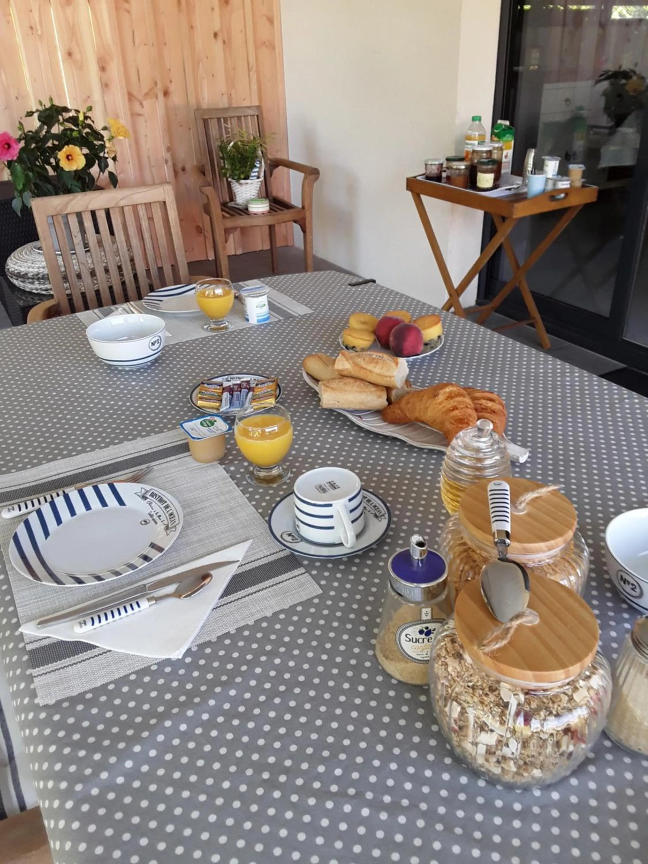Breakfast in Chambre d'hôtes les Iris à Mios sur le Bassin d'Arcachon