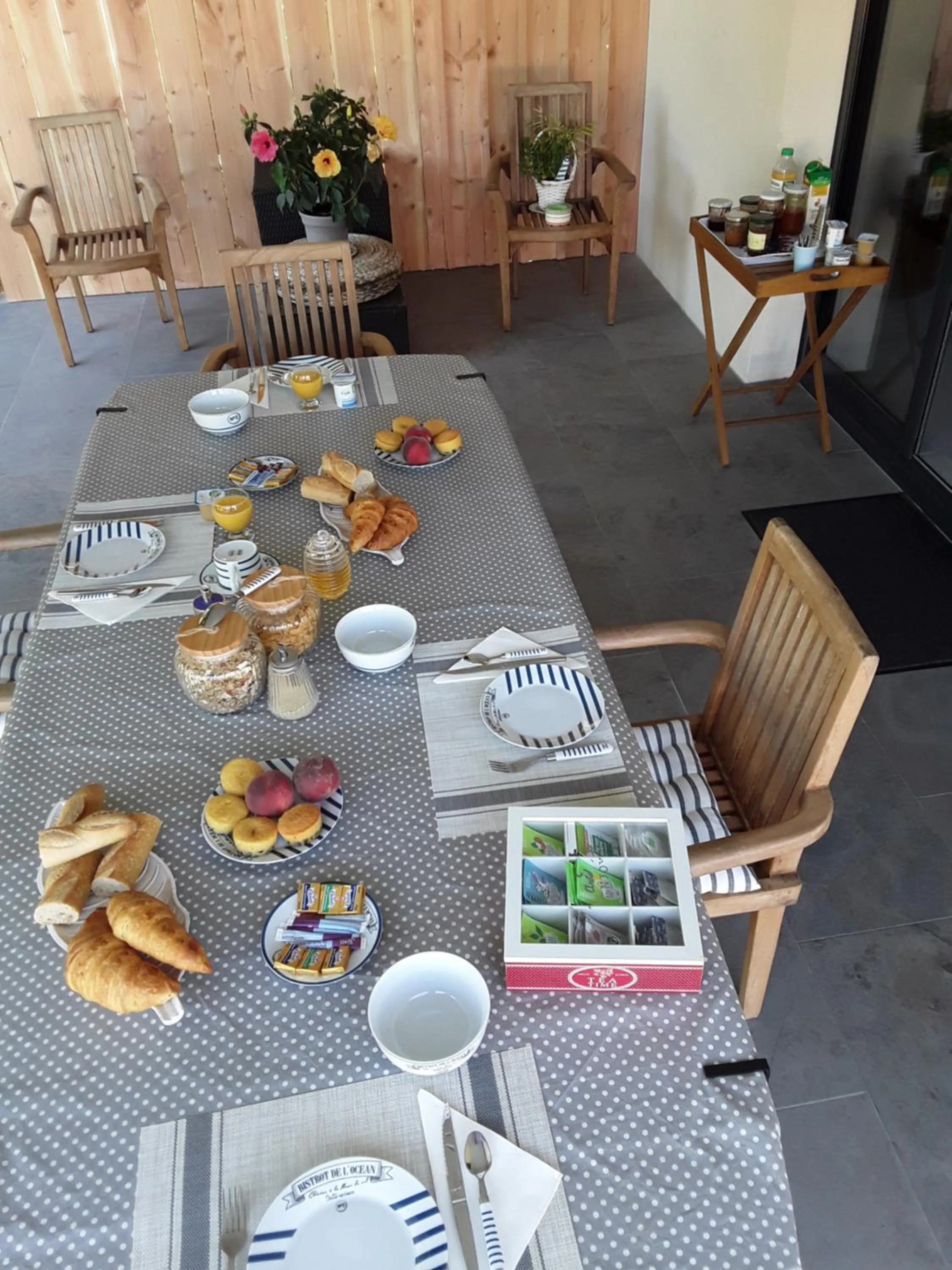 Breakfast in Chambre d'hôtes les Iris à Mios sur le Bassin d'Arcachon