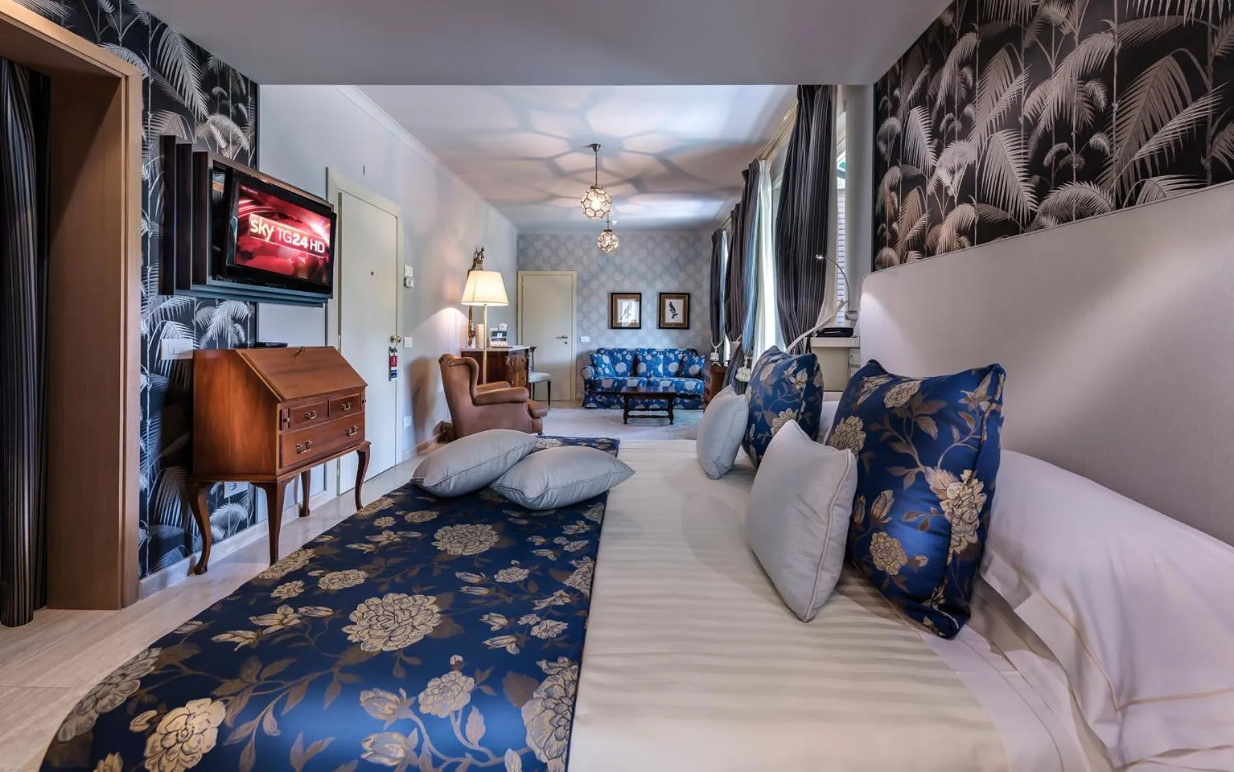 Shower, Bed in Augustus Hotel & Resort