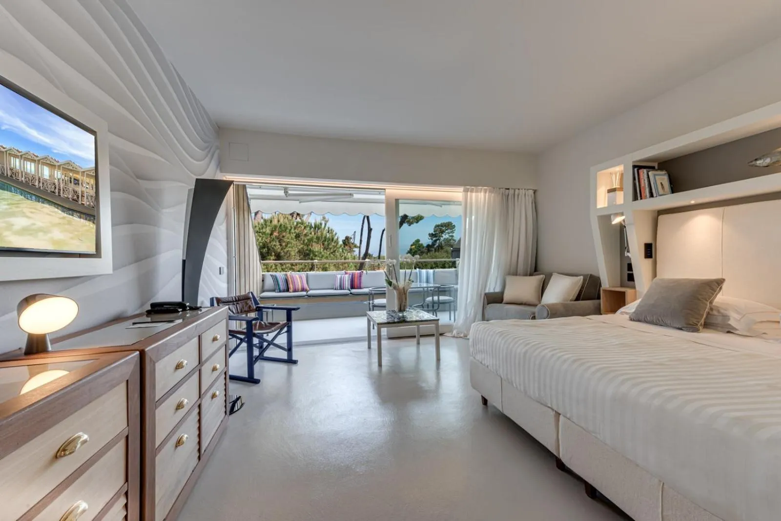 View (from property/room), Bed in Augustus Hotel & Resort