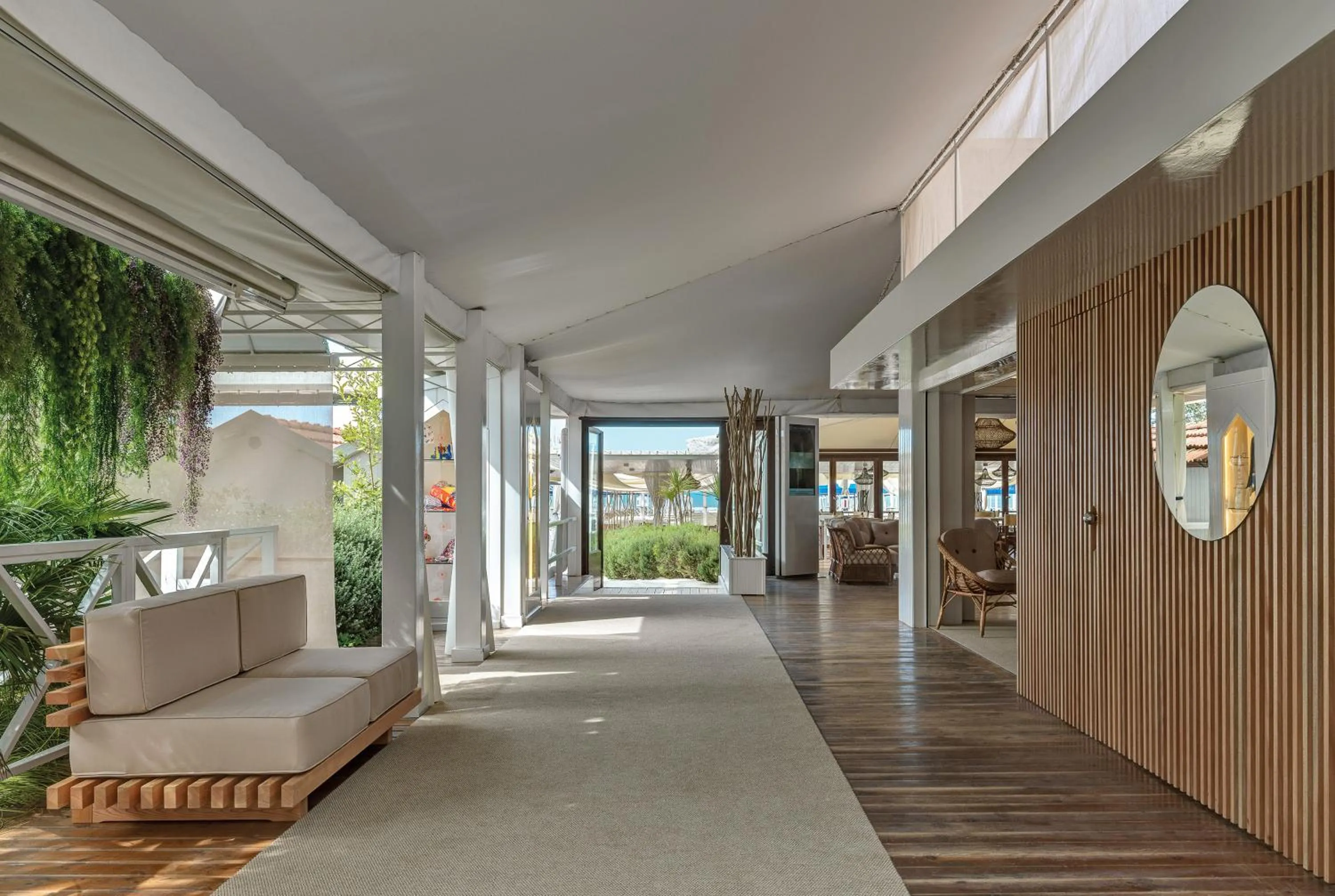 Restaurant/places to eat in Augustus Hotel & Resort