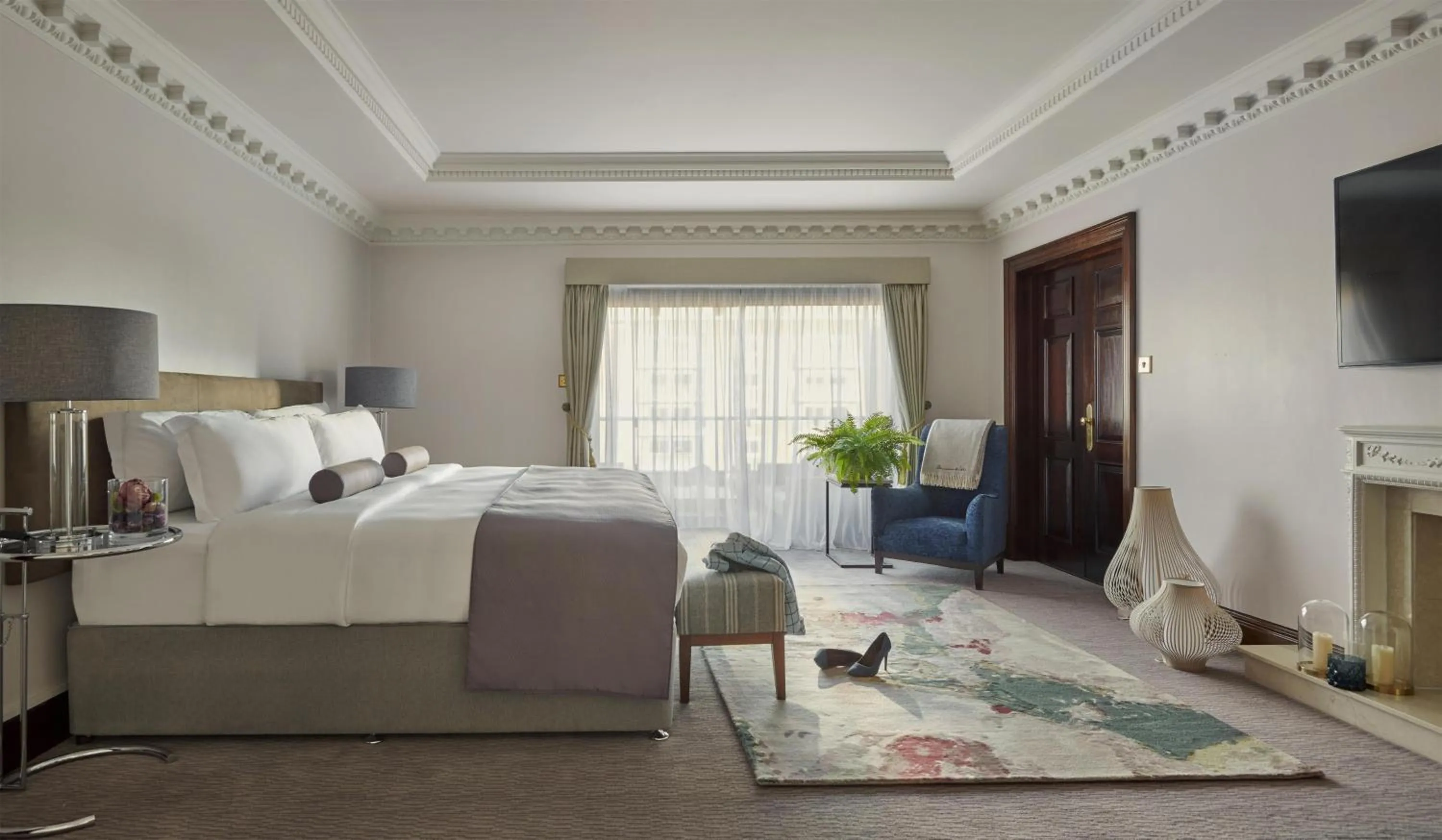 Photo of the whole room, Bed in Hyatt Regency London - The Churchill