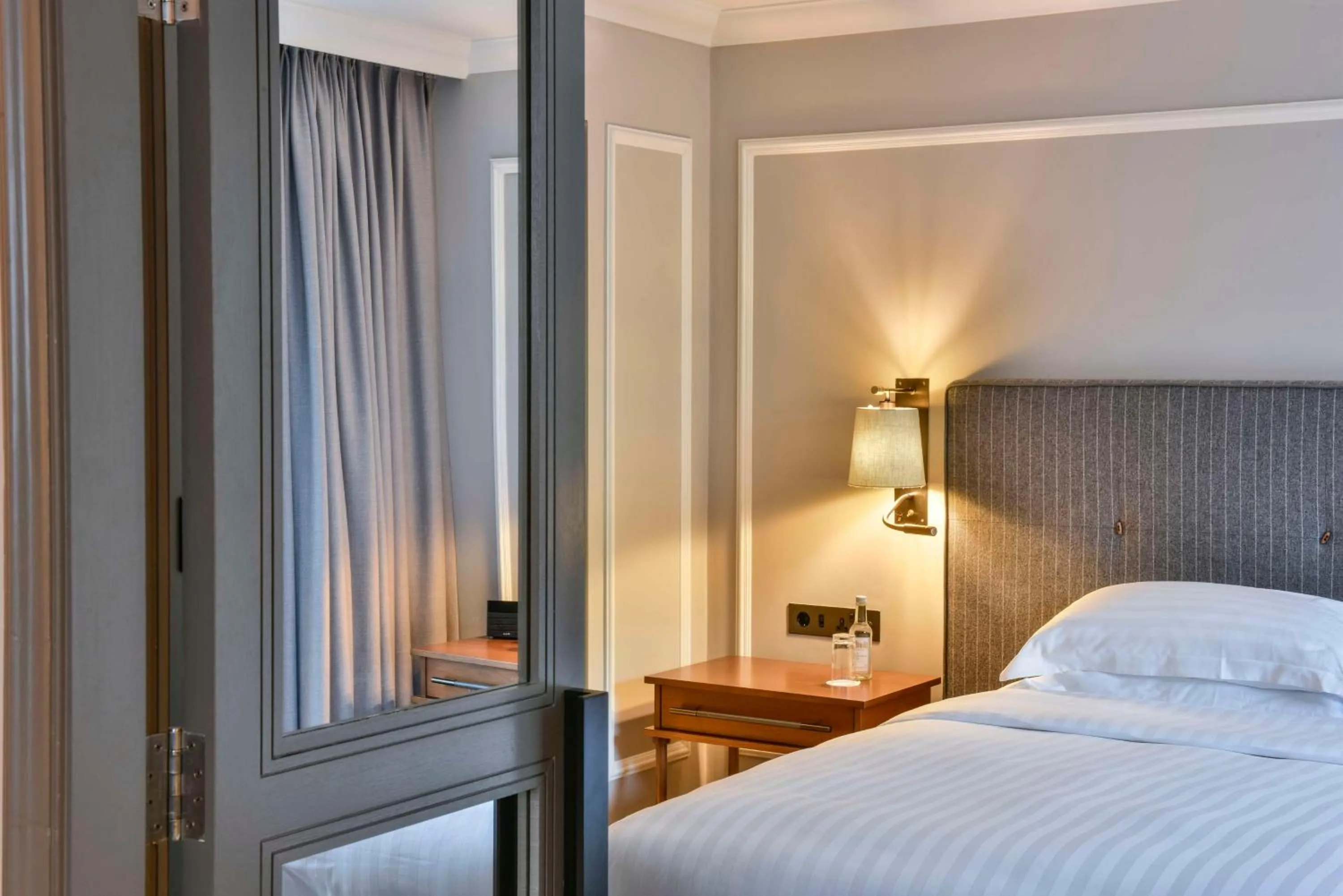 Photo of the whole room, Bed in Hyatt Regency London - The Churchill