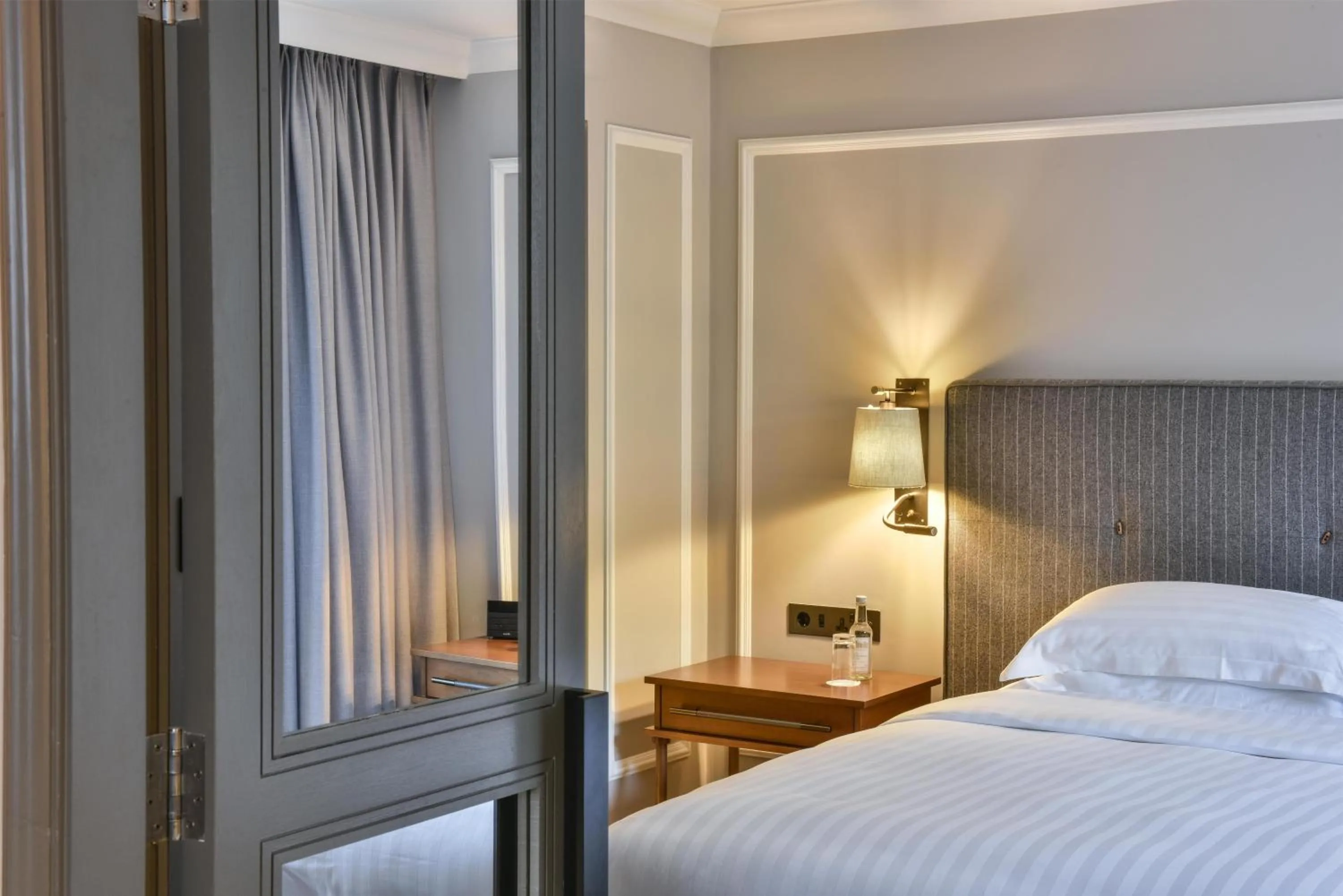 Photo of the whole room, Bed in Hyatt Regency London - The Churchill