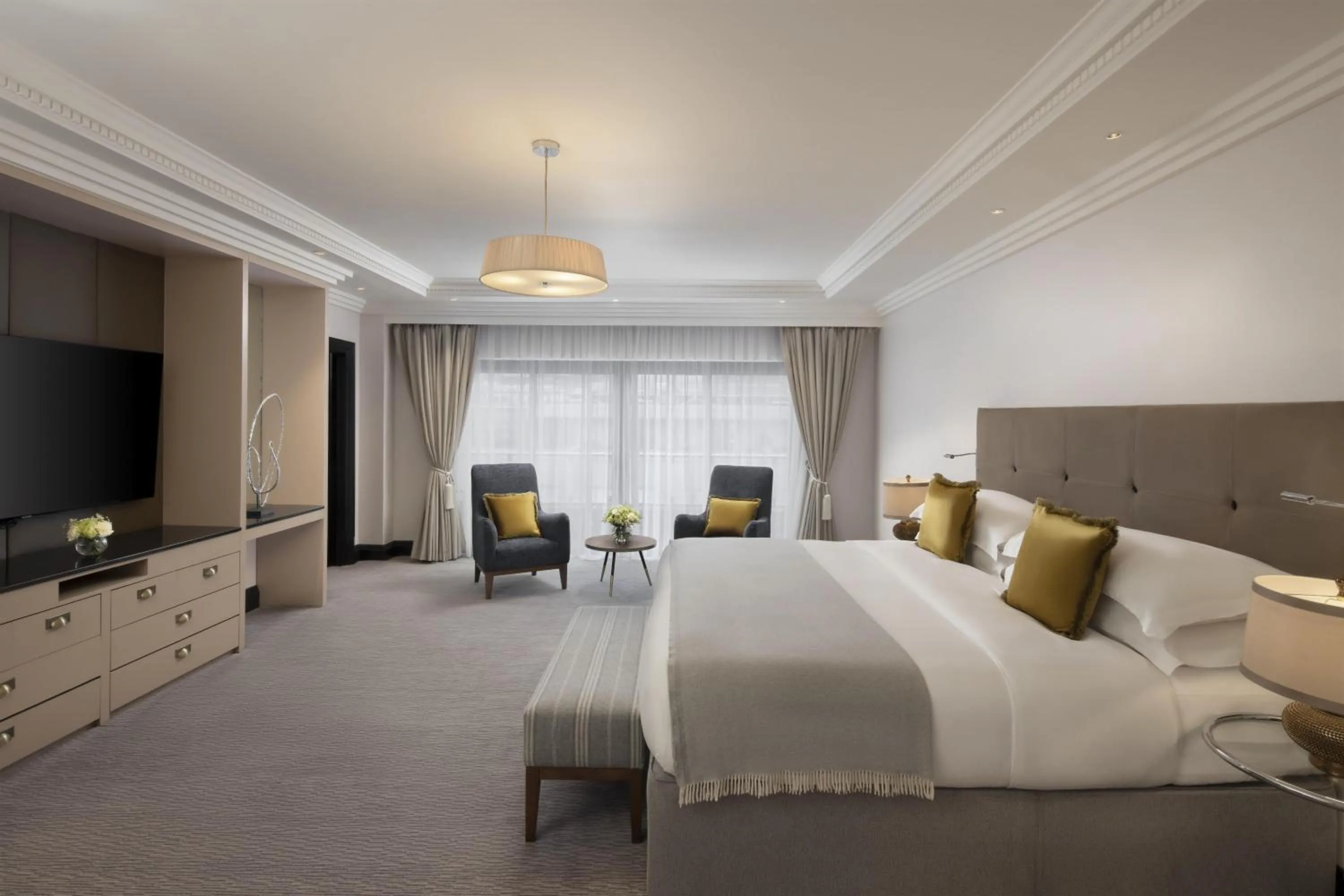 Photo of the whole room, Bed in Hyatt Regency London - The Churchill