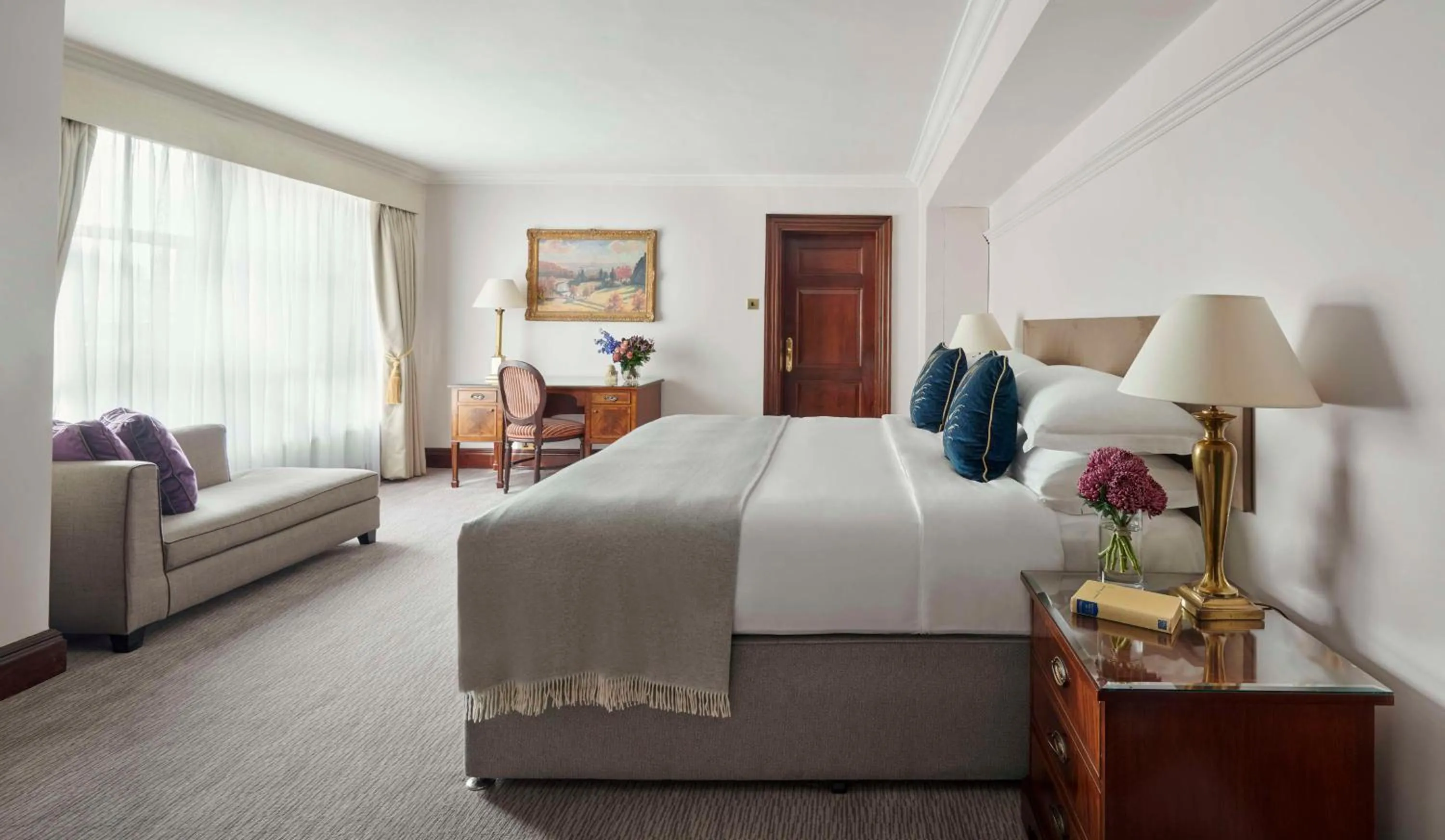 Photo of the whole room, Bed in Hyatt Regency London - The Churchill