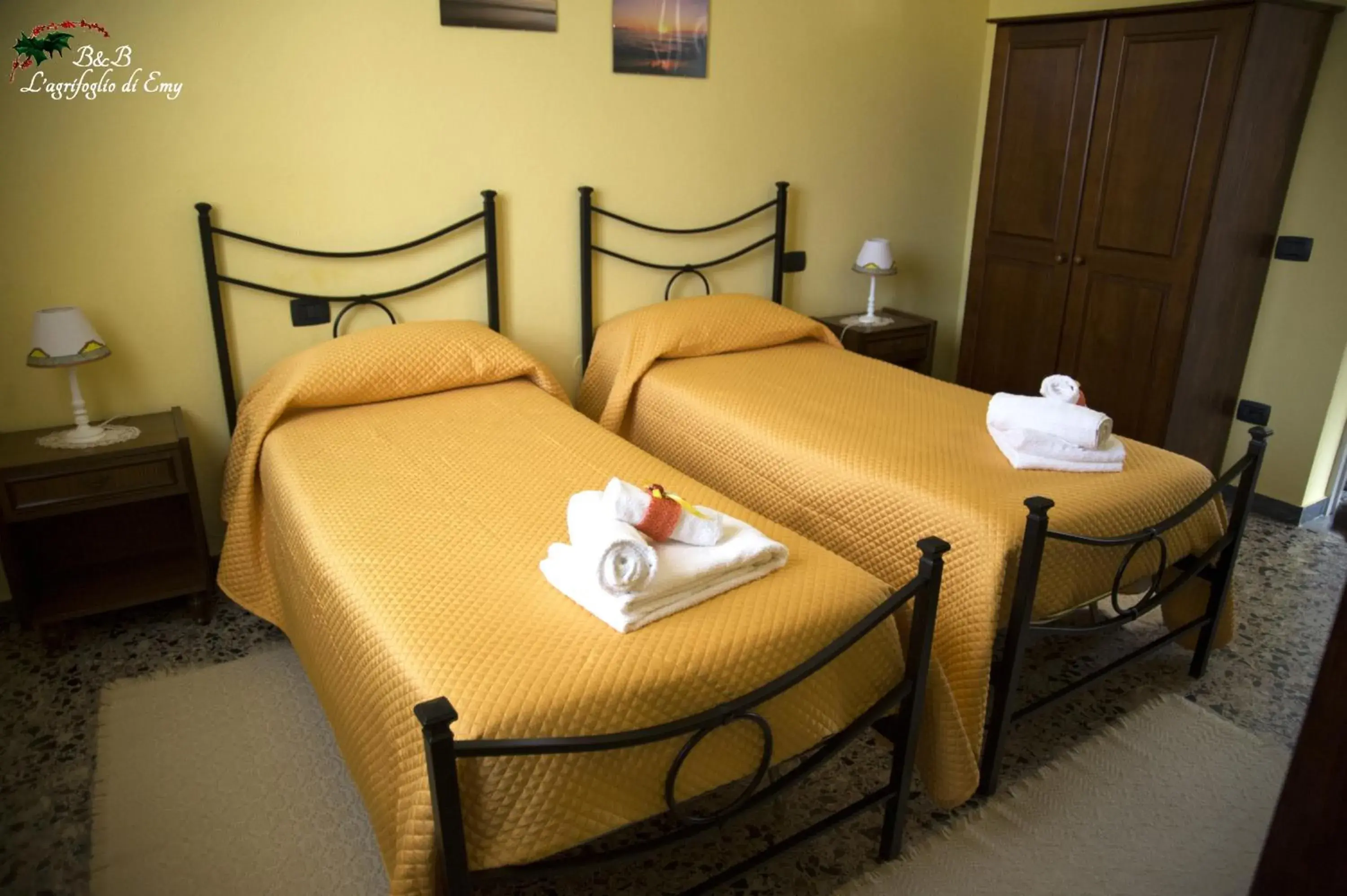 Twin Room with Shared Bathroom - single occupancy in L'Agrifoglio di Emy Twin Room with Shared Bathroom - single occupancy in L'Agrifoglio di Emy