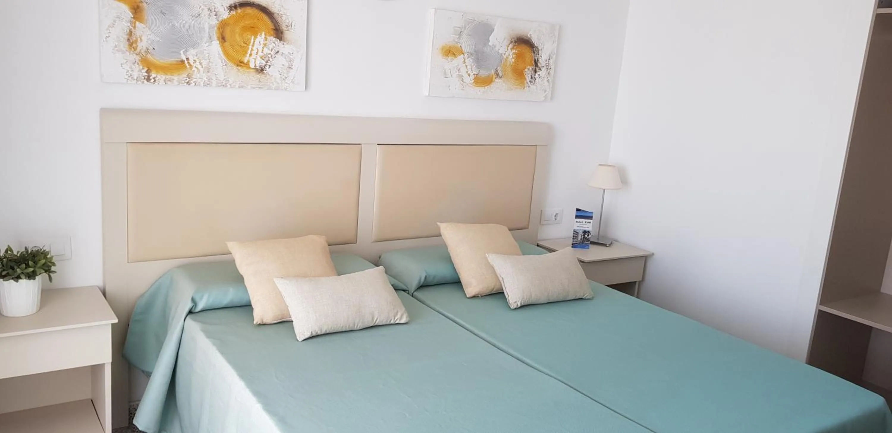 Bedroom, Bed in Hotel Sur