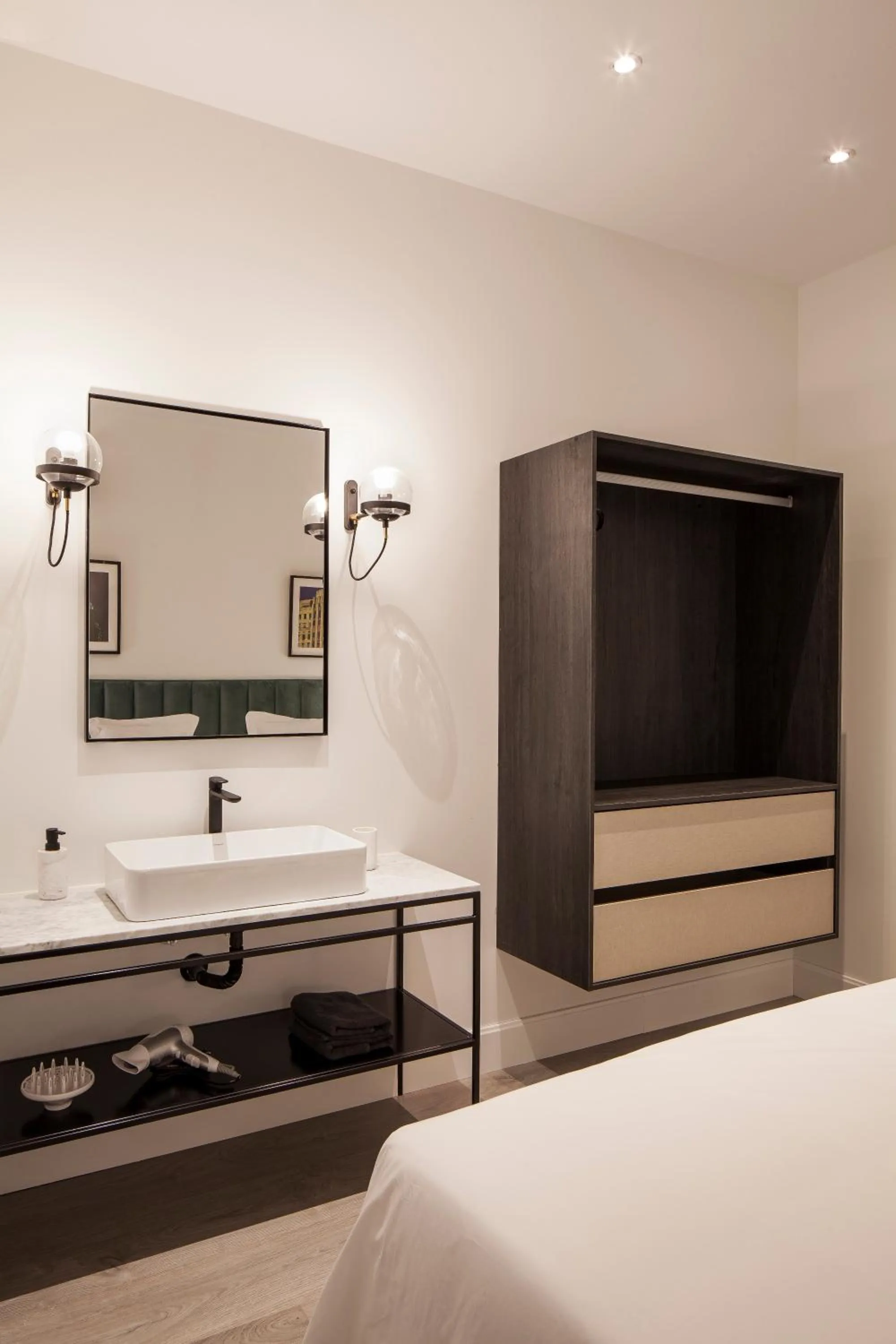 Bathroom, Bed in Mante House - Malasaña Design