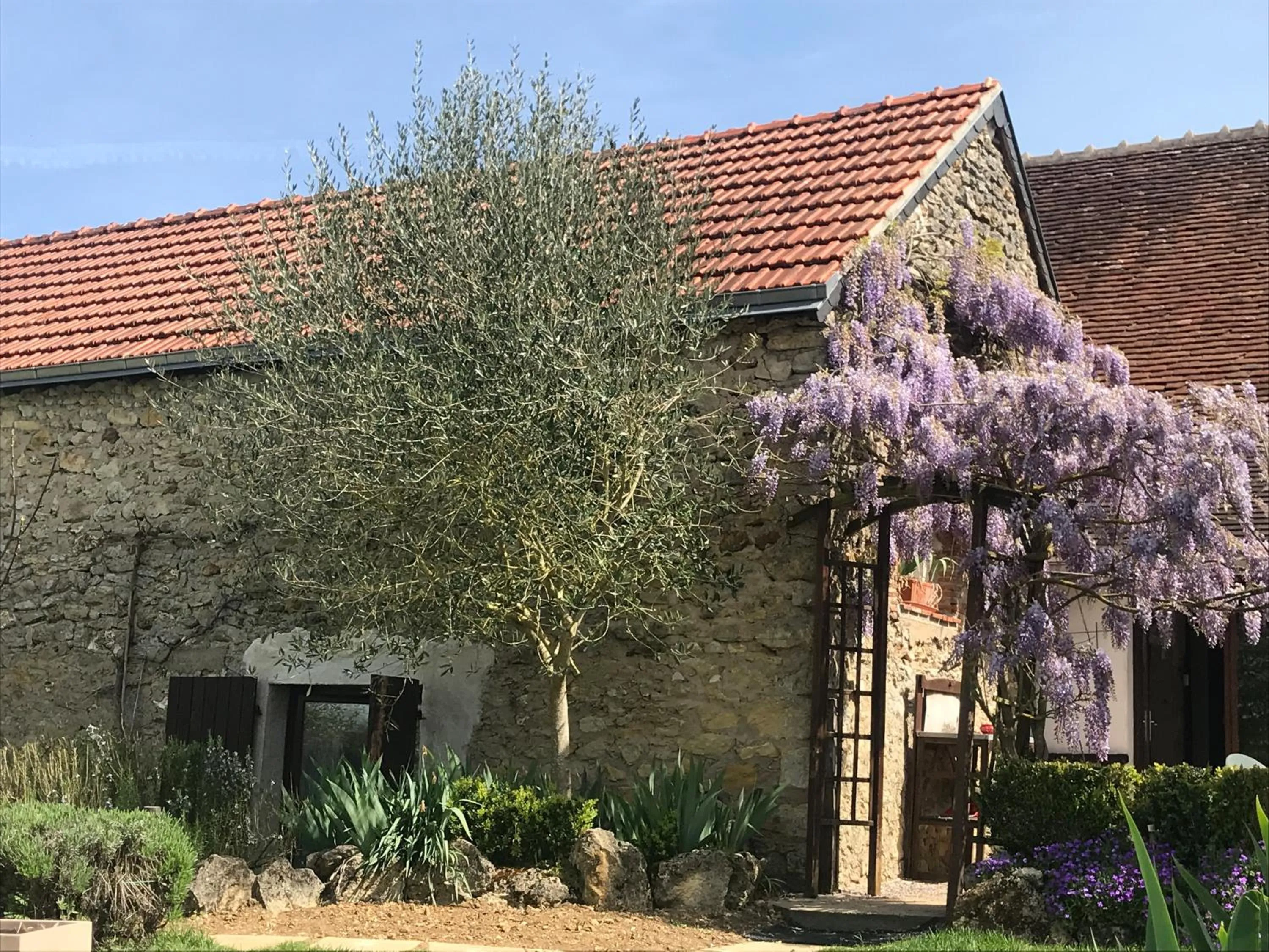 Property building in Chambres d'Hôtes La Vallée des Vignes