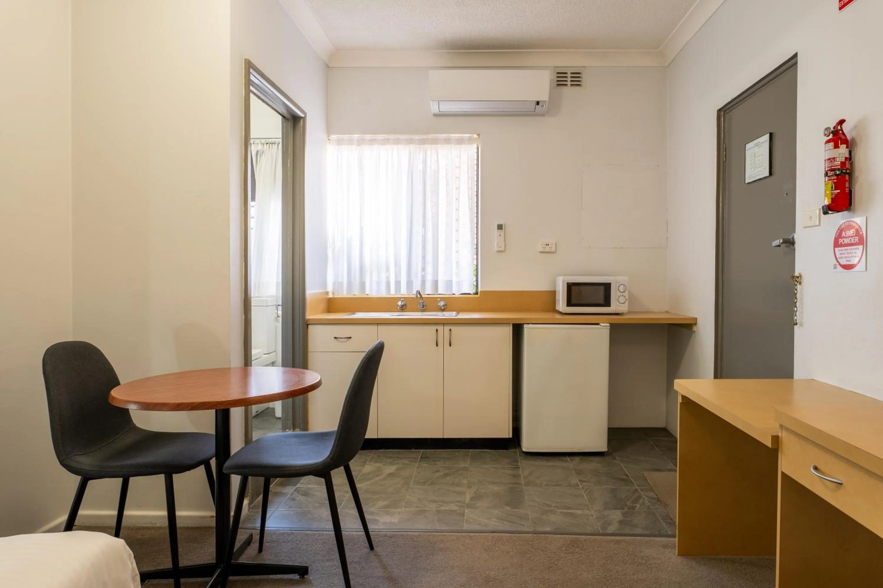 Kitchen or kitchenette in Port Aloha Motel