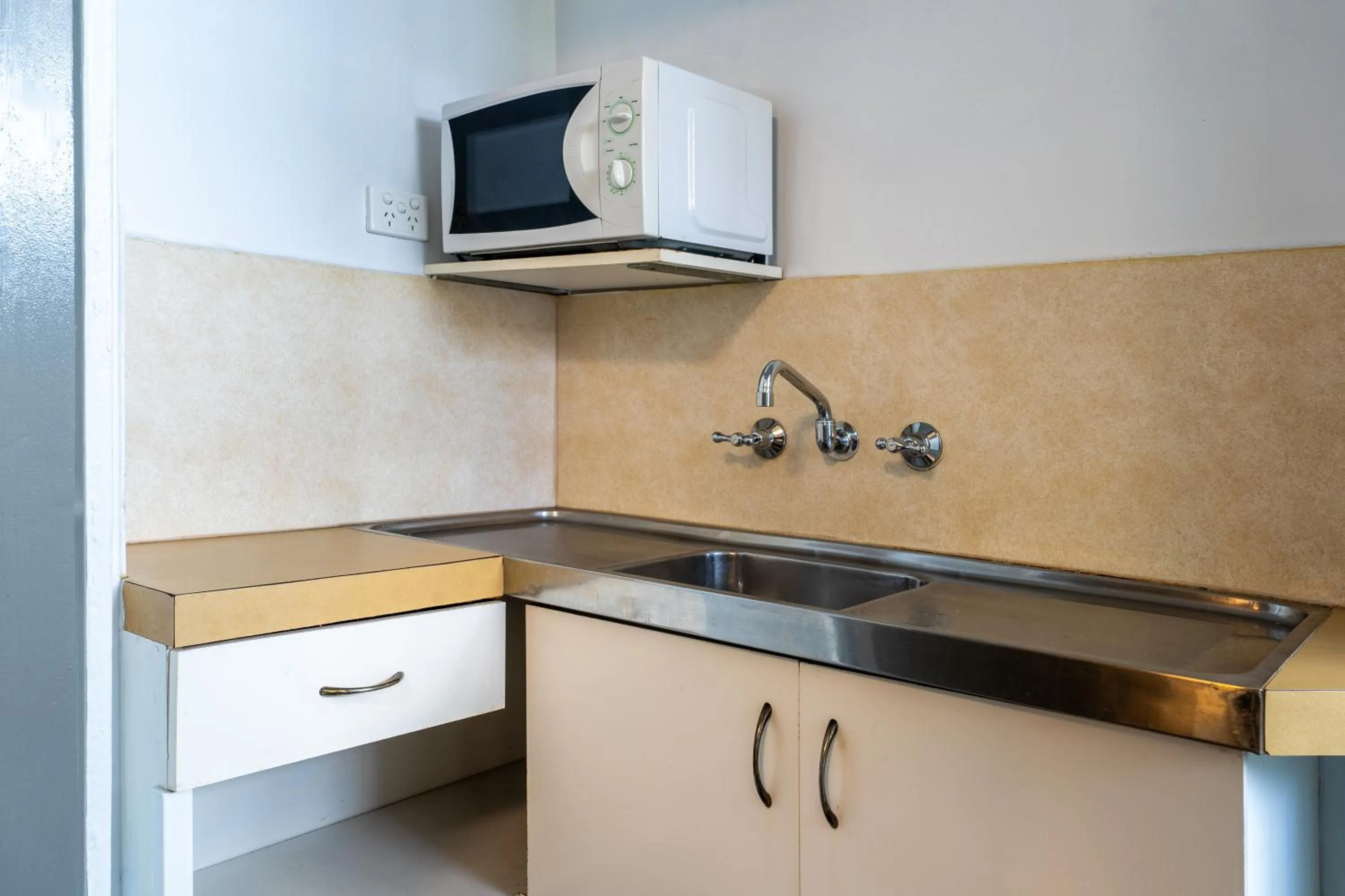 Kitchen or kitchenette in Port Aloha Motel