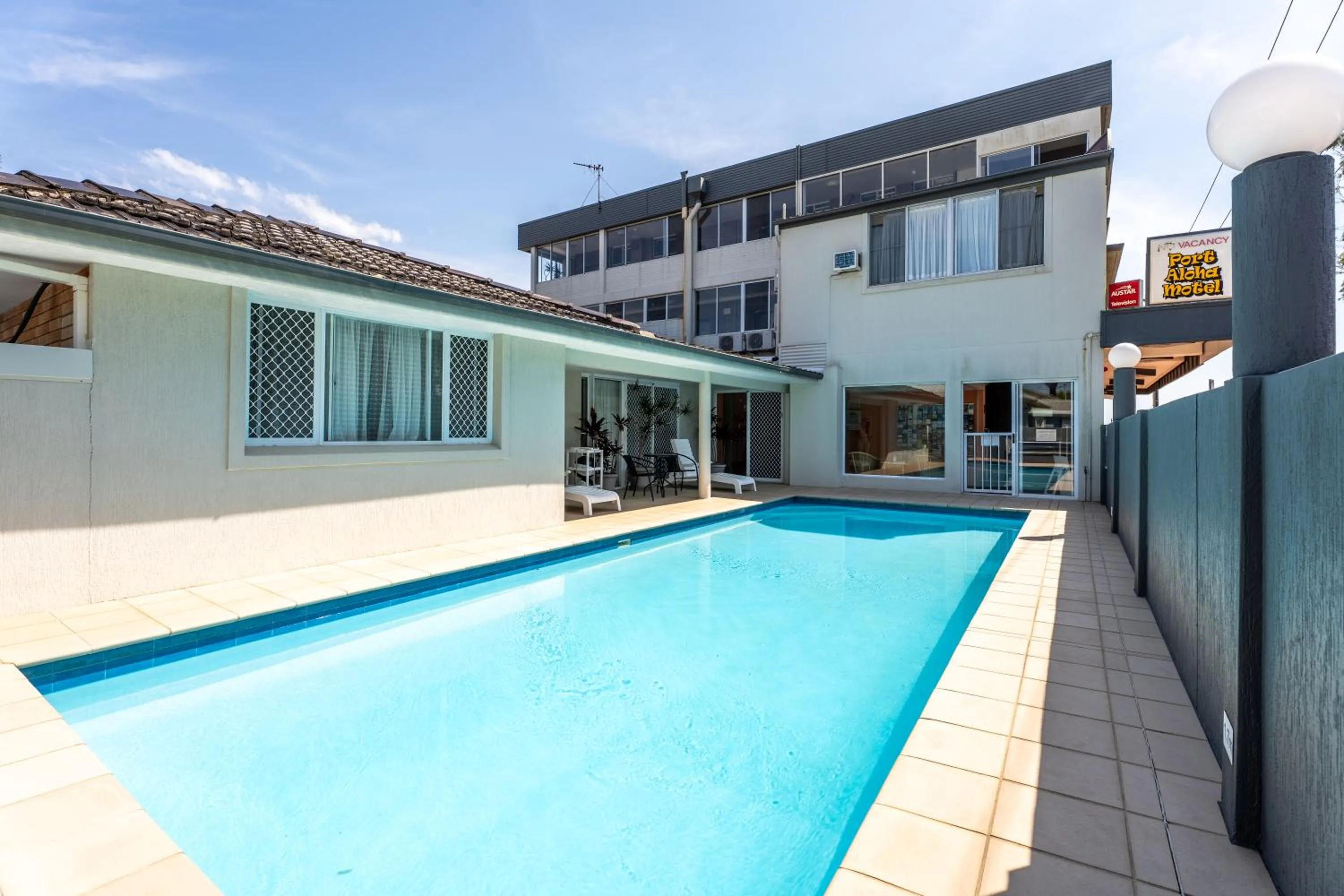 Swimming pool in Port Aloha Motel