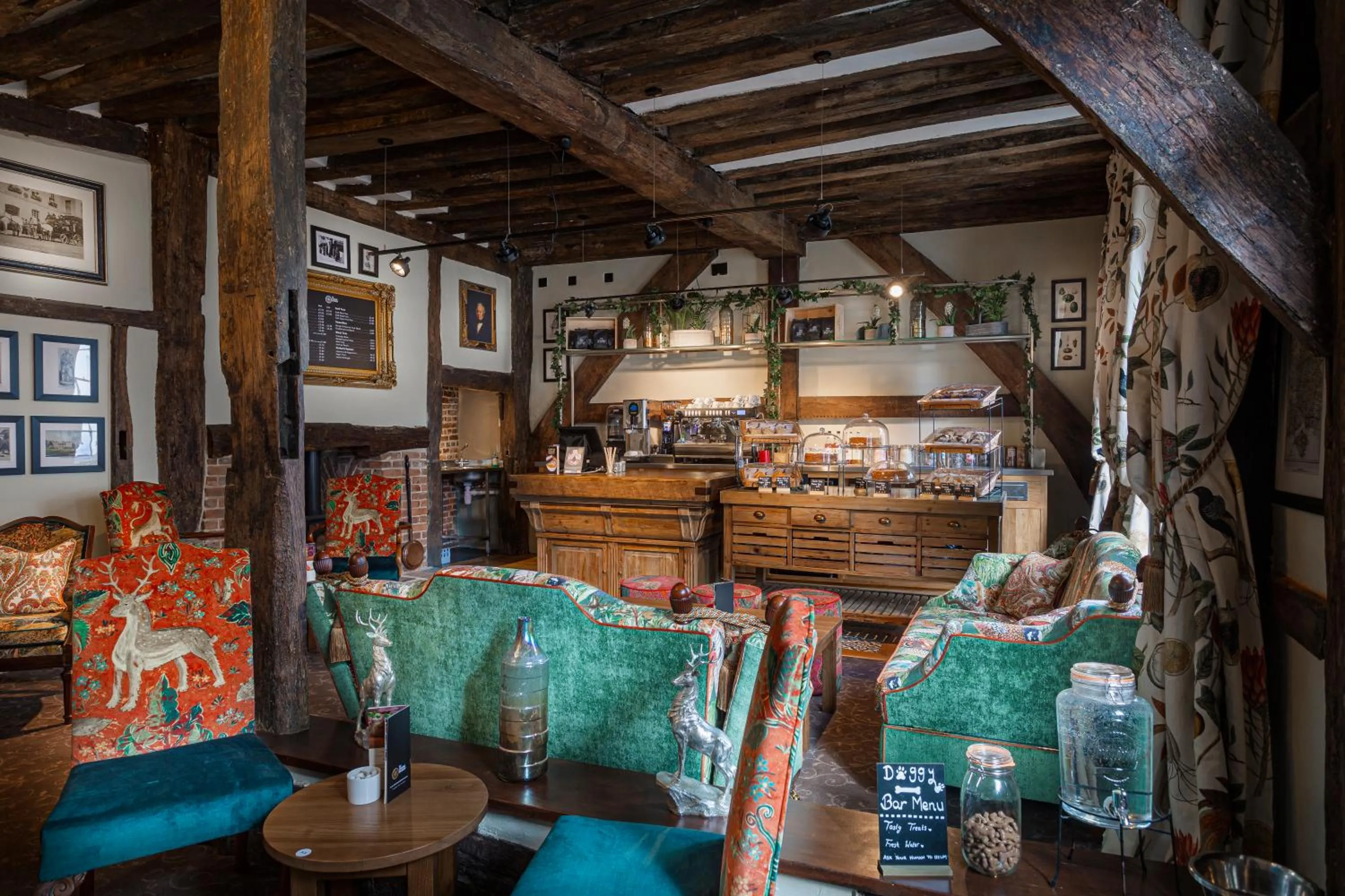 Lounge or bar in The White Horse Hotel, Romsey, Hampshire - The Coaching Inn Group