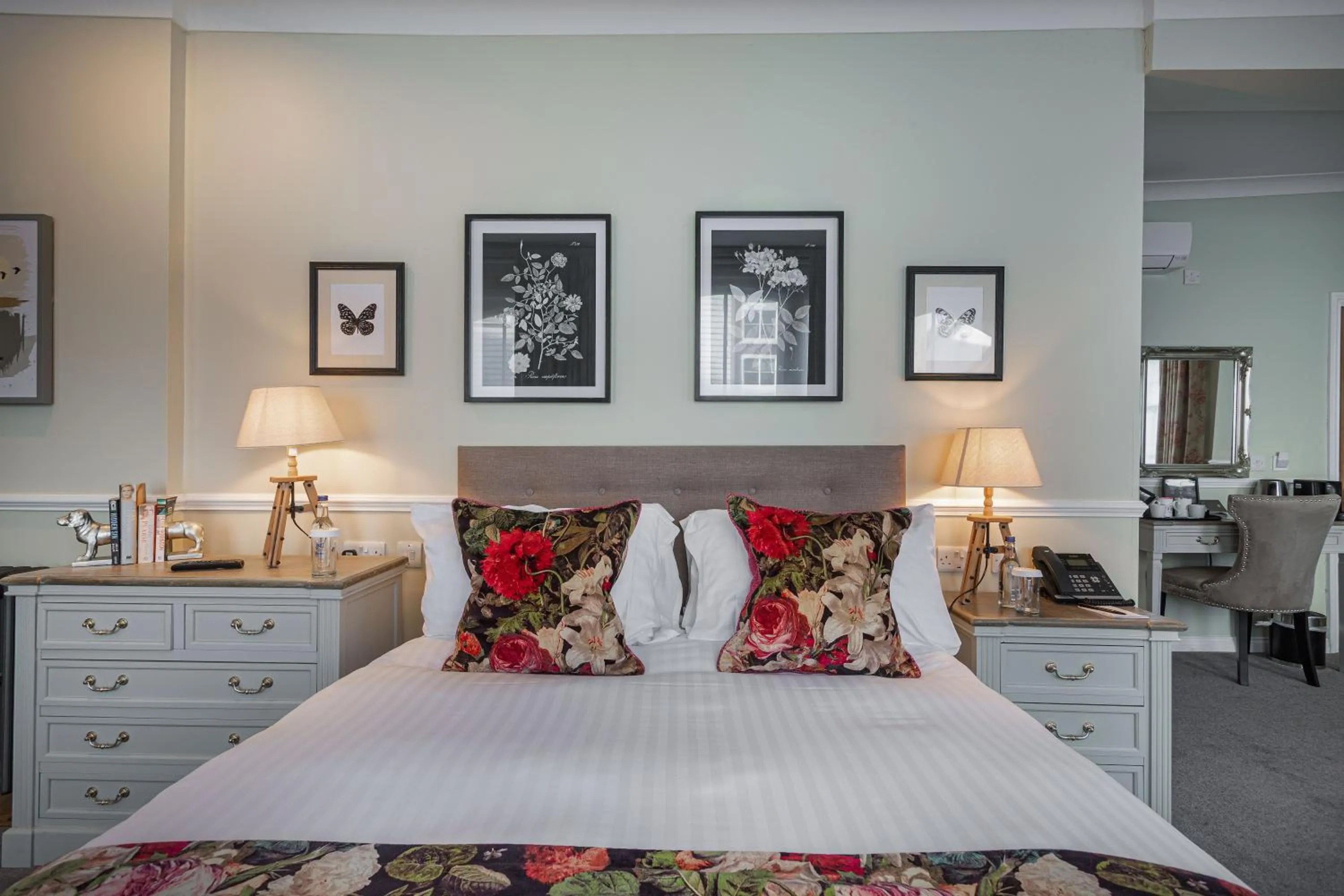 Bed in The White Horse Hotel, Romsey, Hampshire - The Coaching Inn Group
