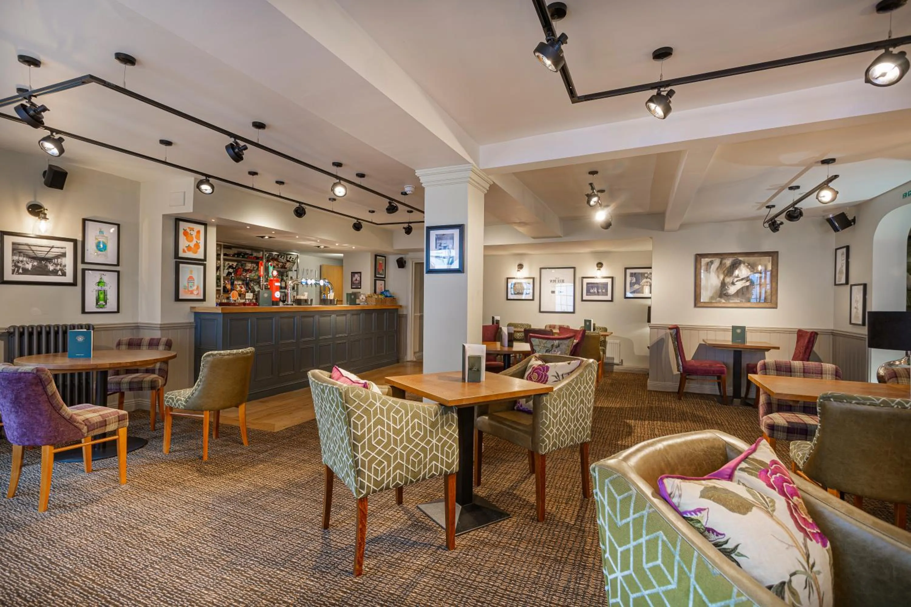 Lounge or bar in The White Horse Hotel, Romsey, Hampshire - The Coaching Inn Group