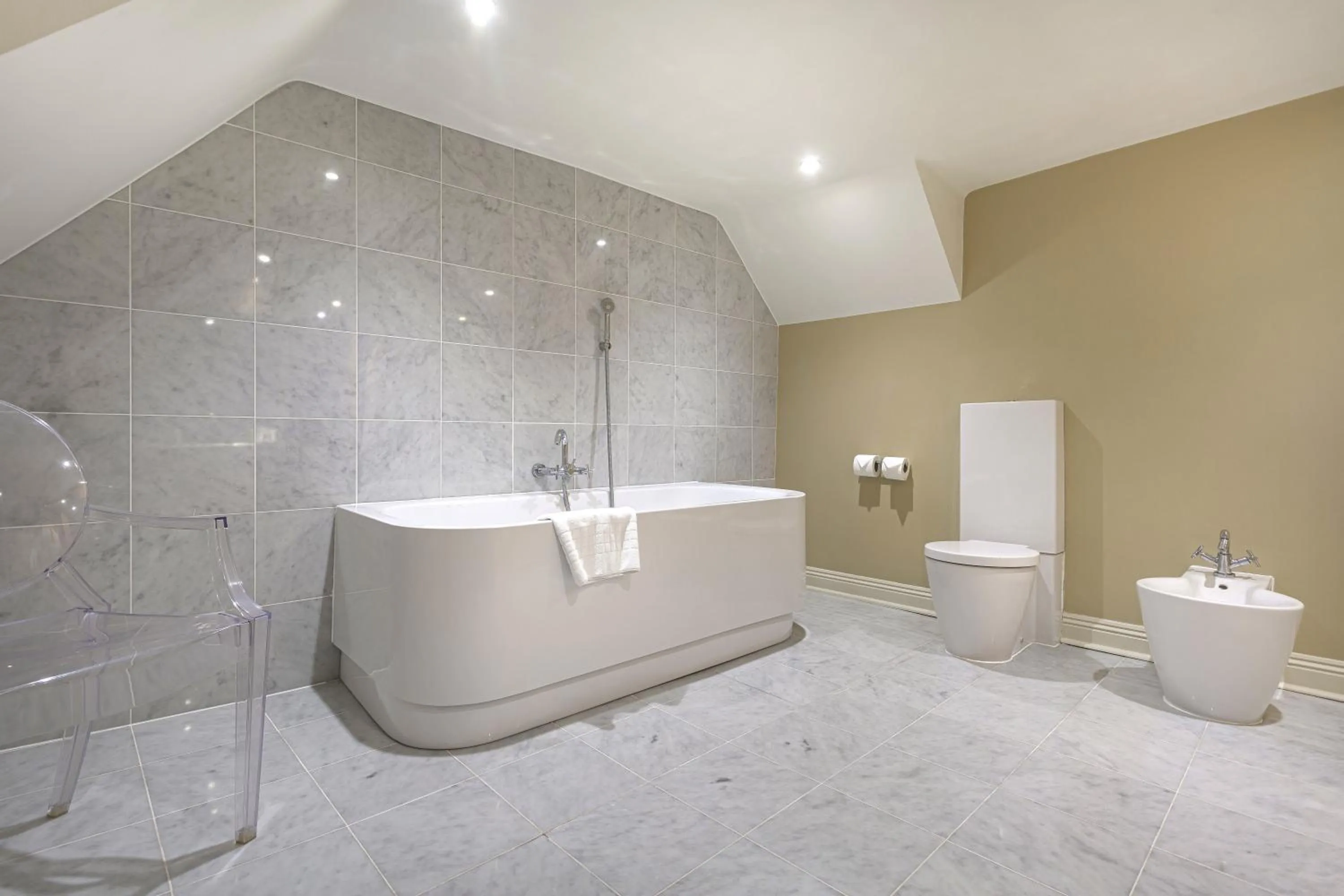 Bathroom in The White Horse Hotel, Romsey, Hampshire - The Coaching Inn Group