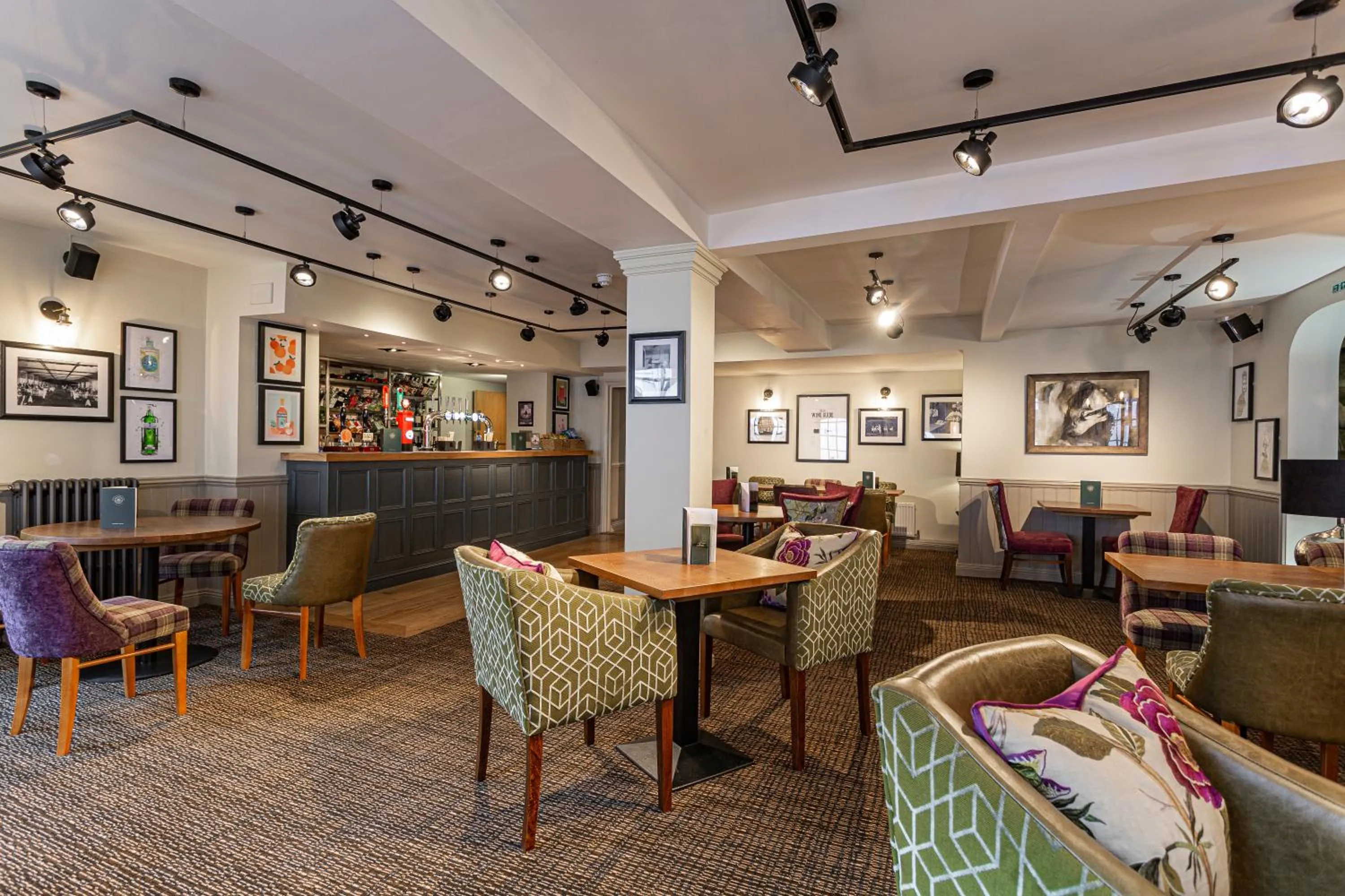 Lounge or bar in The White Horse Hotel, Romsey, Hampshire - The Coaching Inn Group